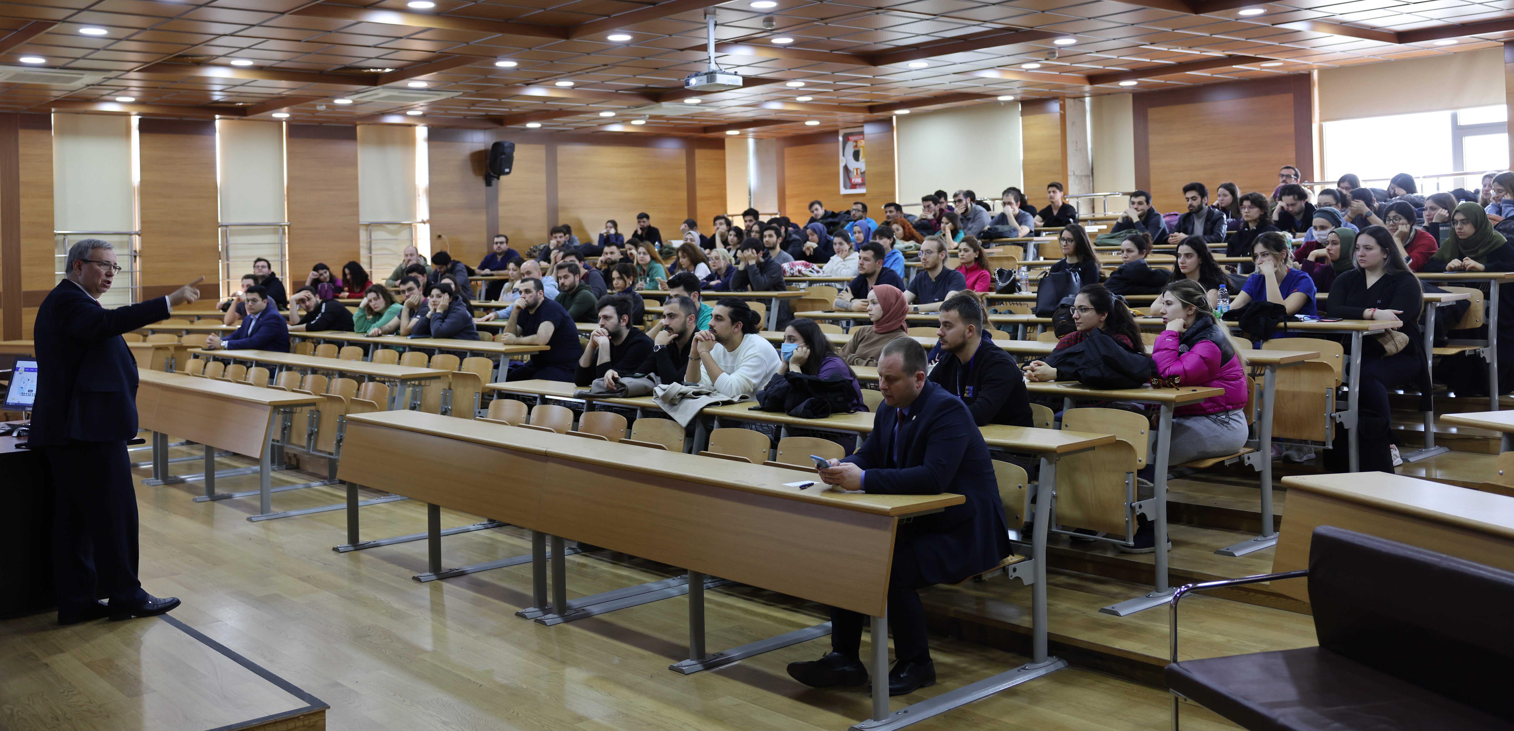 REKTÖR PROF. DR. ERHAN TABAKOĞLU, TIP FAKÜLTESİ ÖĞRENCİLERİ İLE “LİDERLİĞİ” KONUŞTU