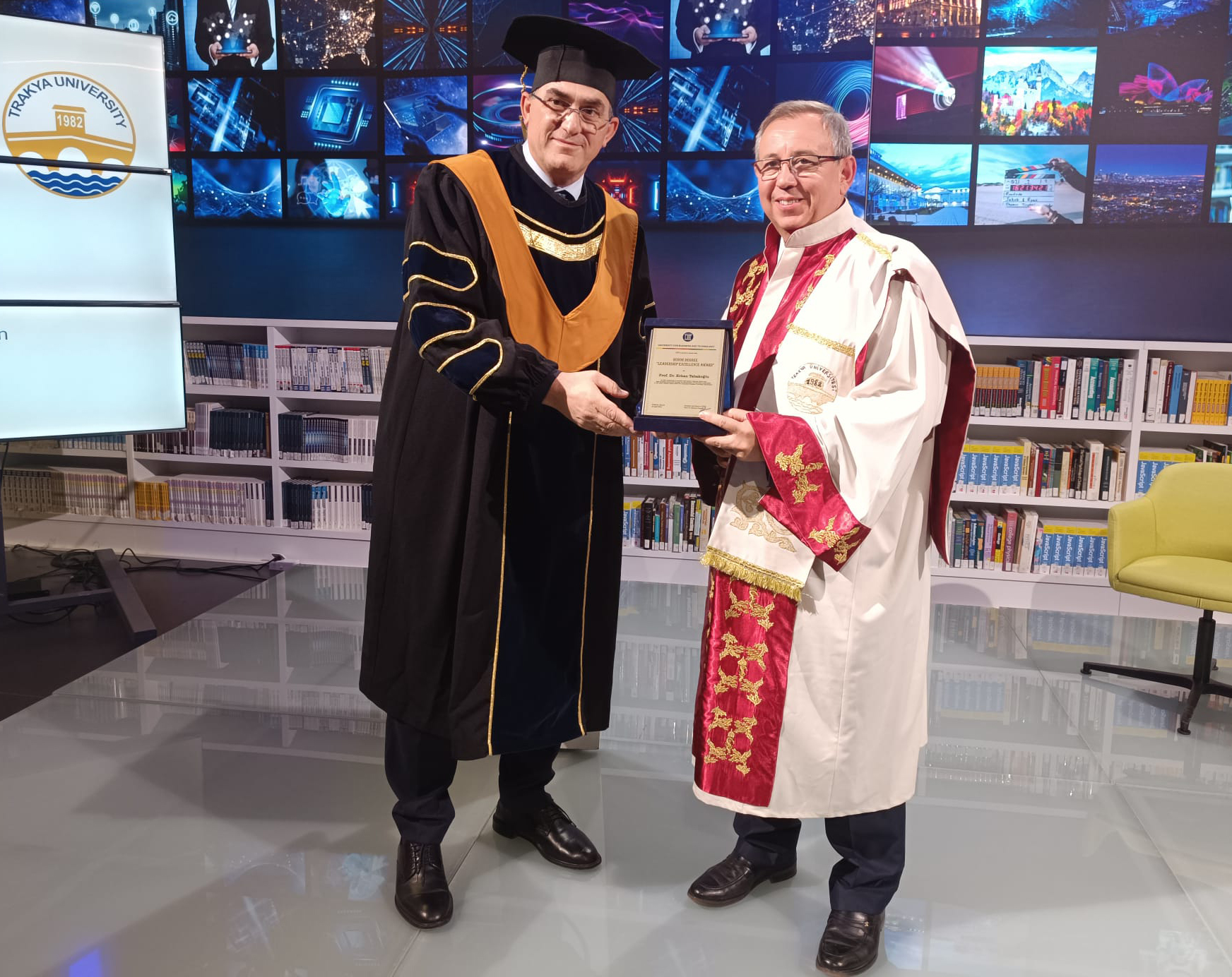 REKTÖRÜMÜZ PROF. DR. ERHAN TABAKOĞLU'NA KOSOVA İŞLETME VE TEKNOLOJİ ÜNİVERSİTESİ TARAFINDAN "LİDERLİK MÜKEMMELLİK ÖDÜLÜ” VERİLDİ