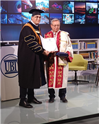 REKTÖRÜMÜZ PROF. DR. ERHAN TABAKOĞLU'NA KOSOVA İŞLETME VE TEKNOLOJİ ÜNİVERSİTESİ TARAFINDAN "LİDERLİK MÜKEMMELLİK ÖDÜLÜ” VERİLDİ