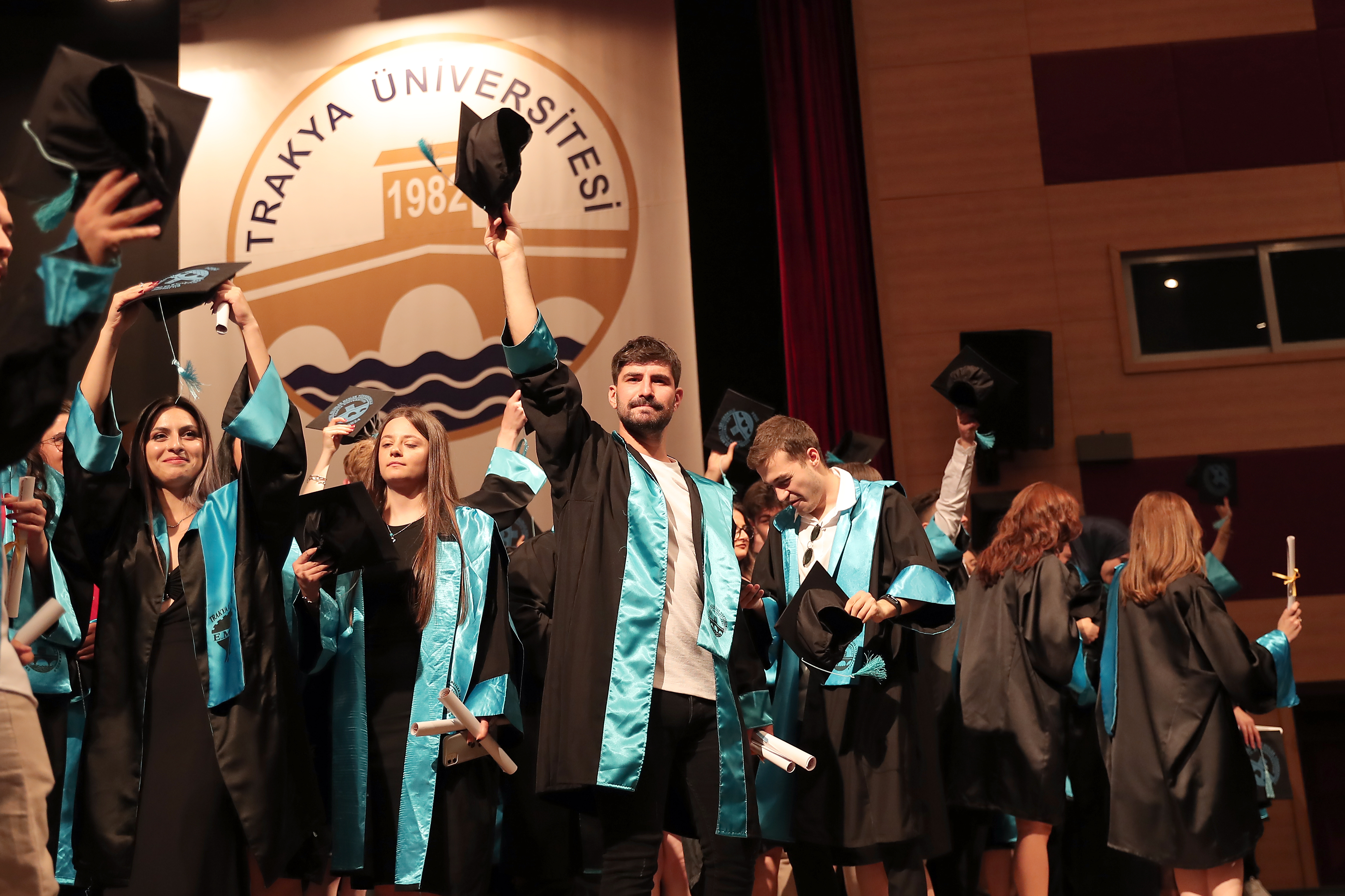 EDİRNE SOSYAL BİLİMLER YÜKSEKOKULUNDA MEZUNİYET COŞKUSU YAŞANDI