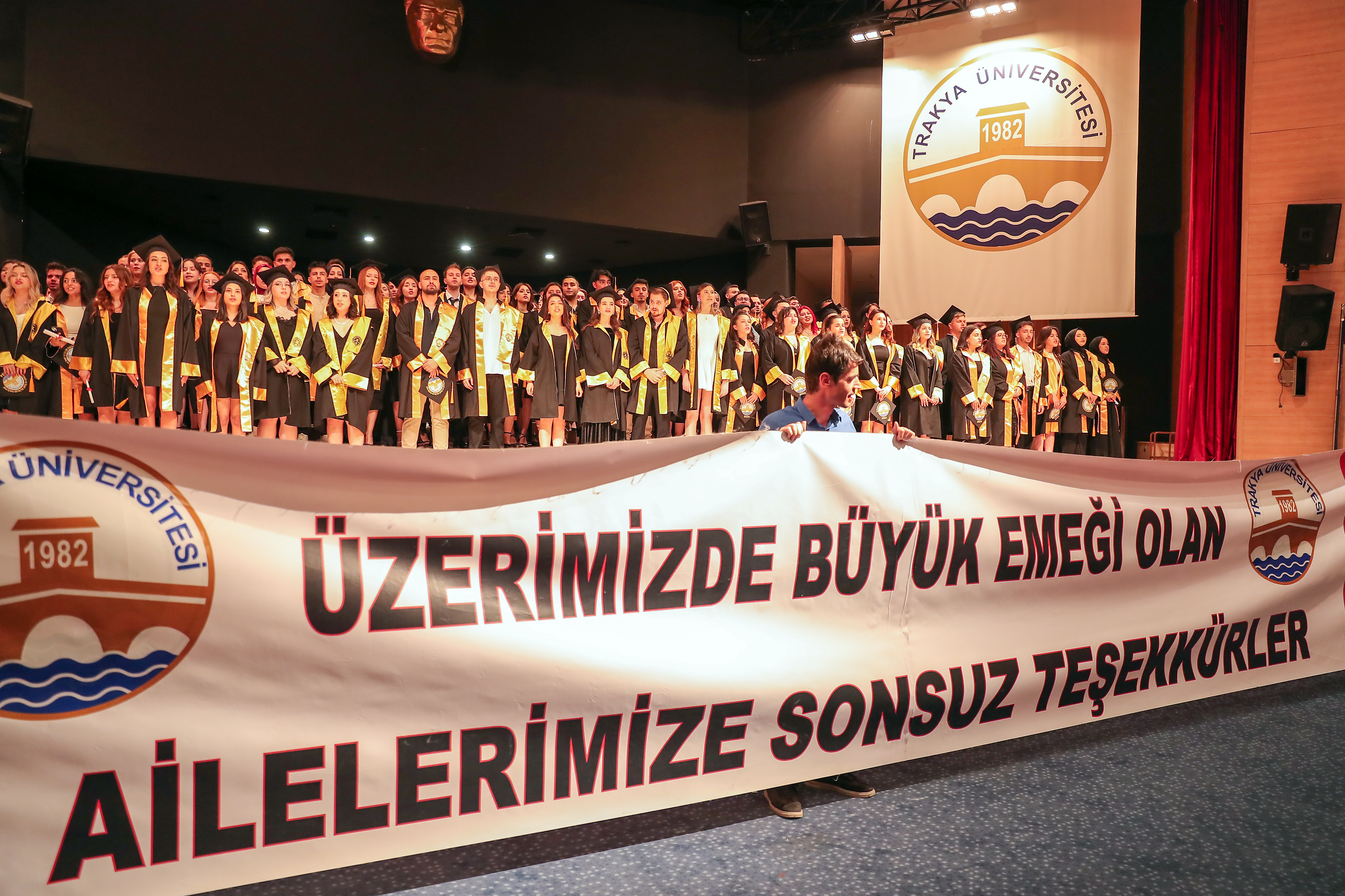 TRAKYA ÜNİVERSİTESİ İKTİSADİ BİRİMLER FAKÜLTESİNDE MEZUNİYET HEYECANI YAŞANDI