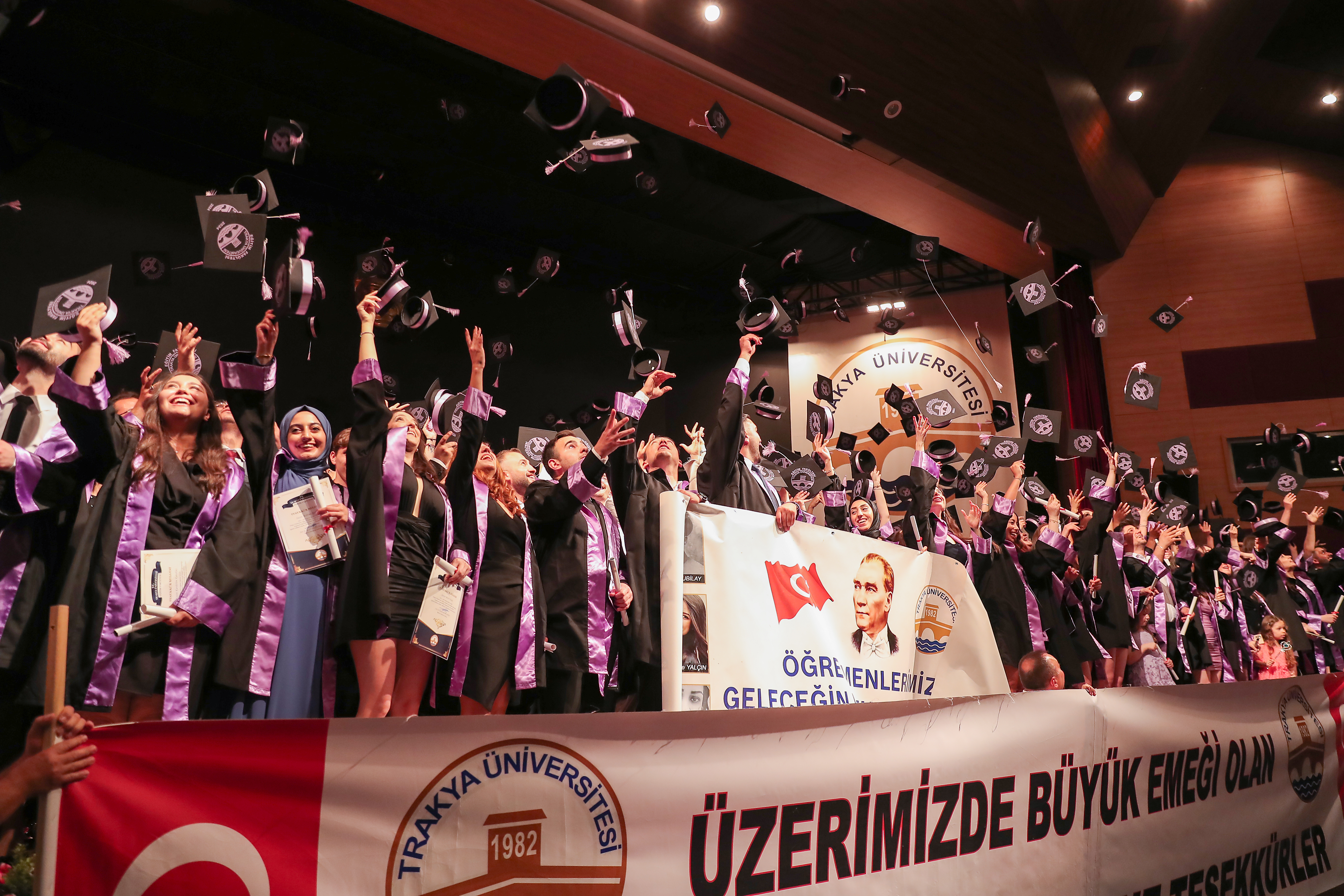 EĞİTİM FAKÜLTESİNDE MEZUNİYET SEVİNCİ YAŞANDI