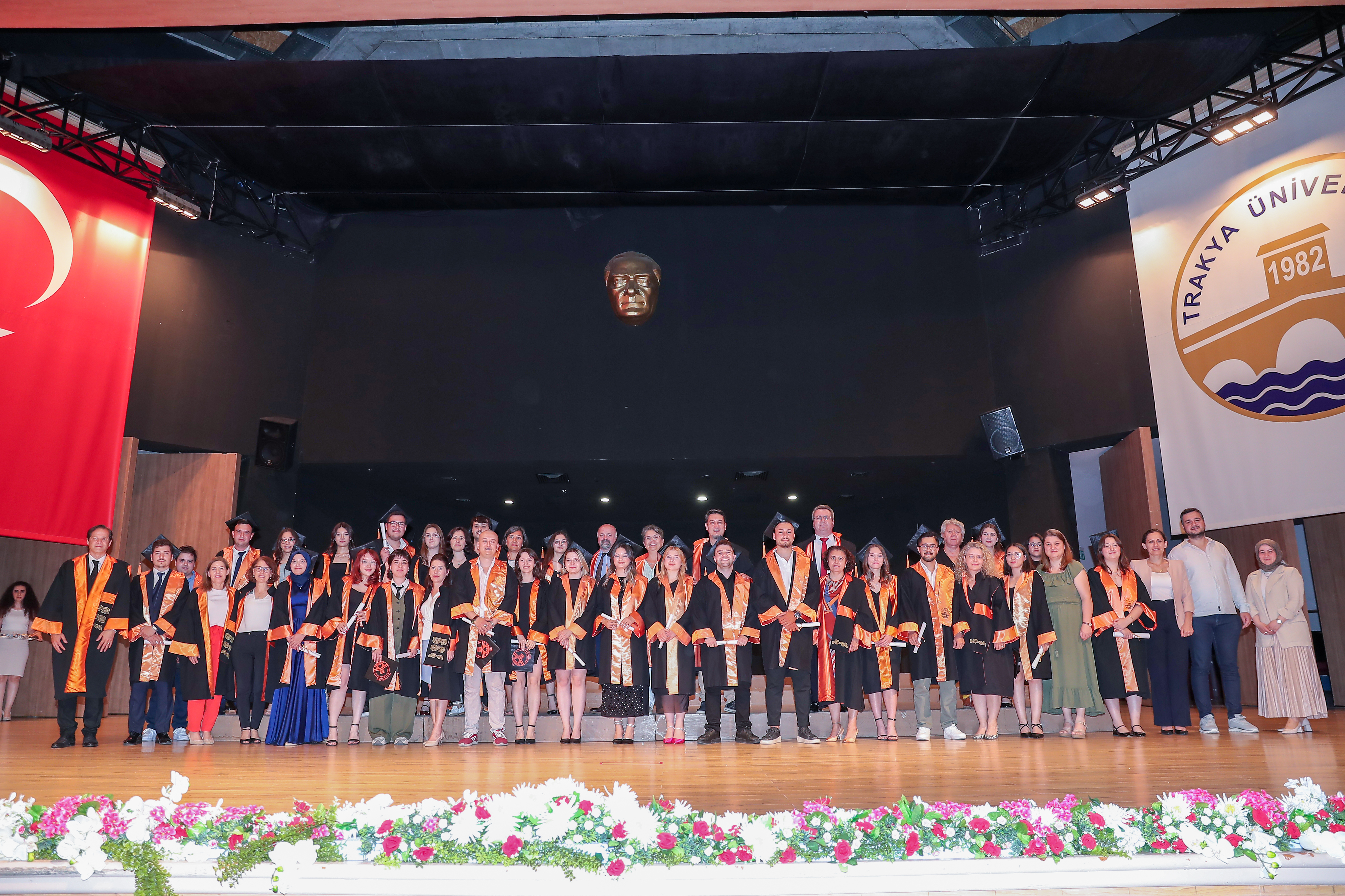 FEN FAKÜLTESİNDE MEZUNİYET COŞKUSU YAŞANDI