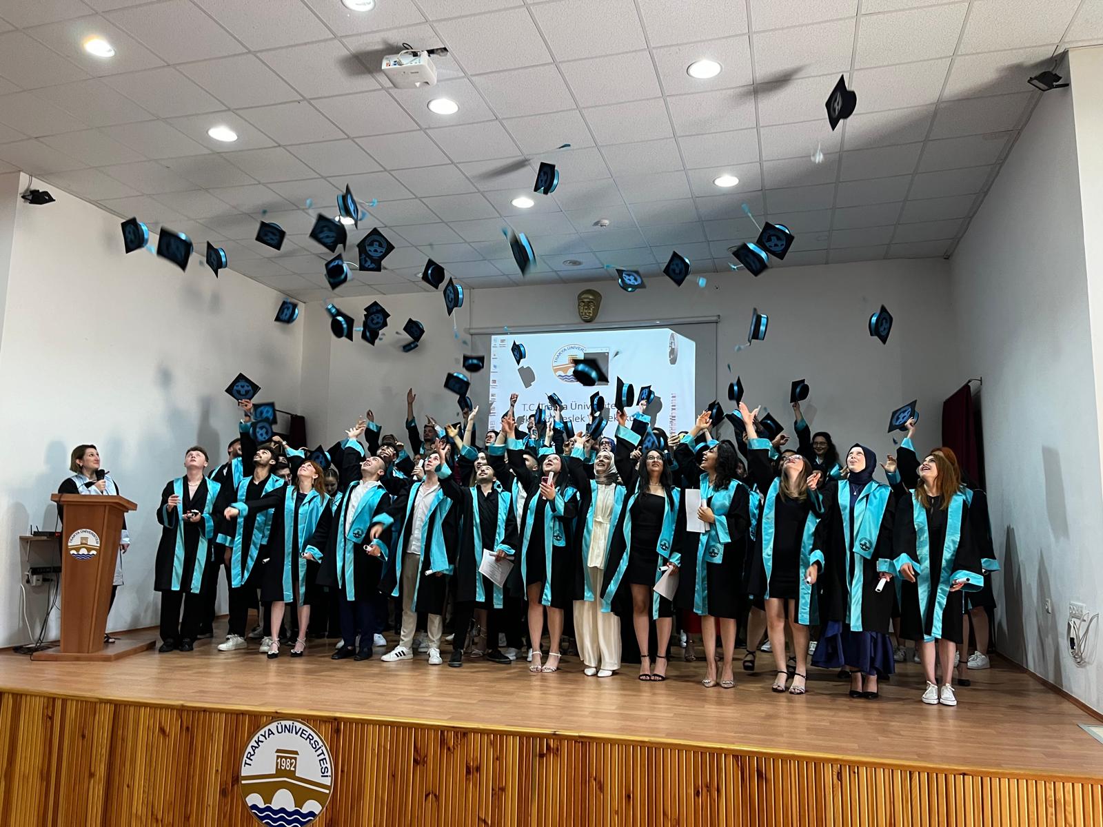 TRAKYA ÜNİVERSİTESİ UZUNKÖPRÜ MESLEK YÜKSEKOKULUNDA MEZUNİYET SEVİNCİ