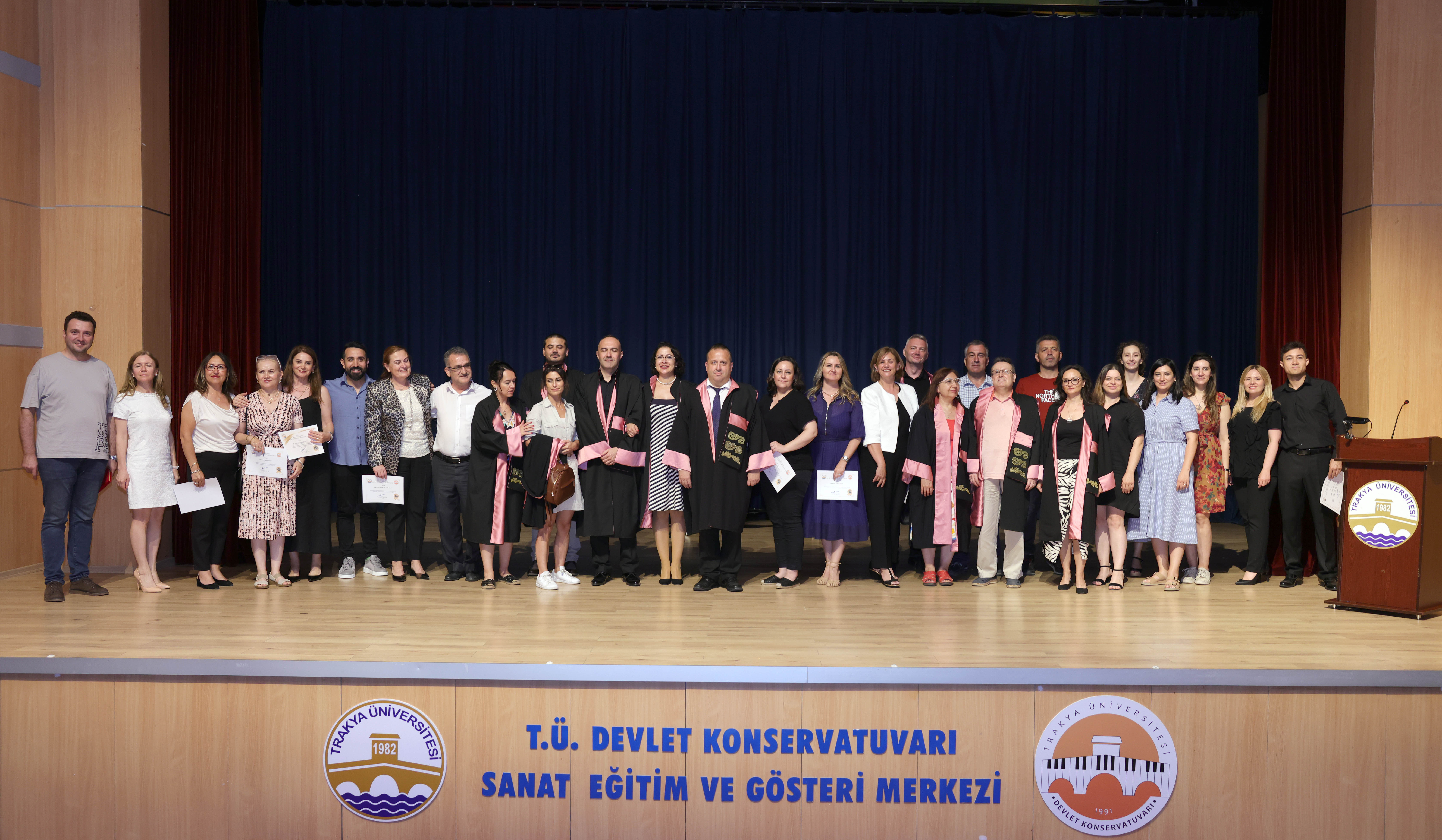 DEVLET KONSERVATUARINDA MEZUNİYET SEVİNCİ