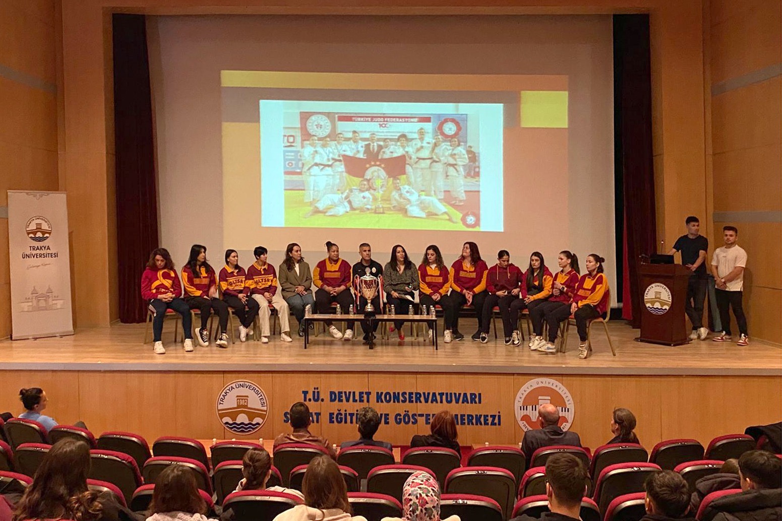GALATASARAY KADIN A TAKIMI, TRAKYA ÜNİVERSİTESİ ÖĞRENCİLERİYLE BULUŞTU