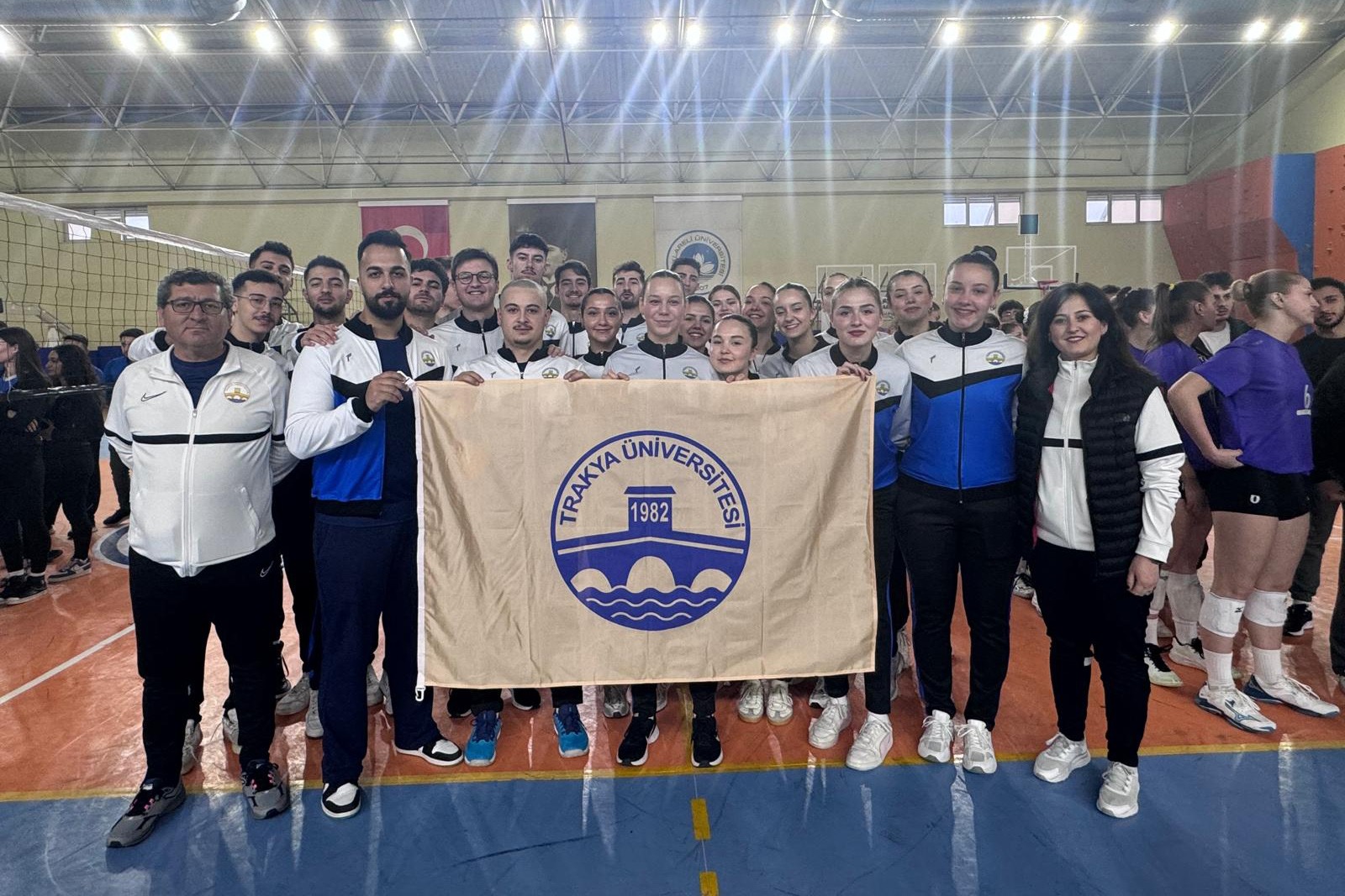 ÜNİVERSİTESİTEMİZ KADIN VOLEYBOL TAKIMI ÜNİLİG BÖLGE MÜSABAKALARINDA 3. OLDU