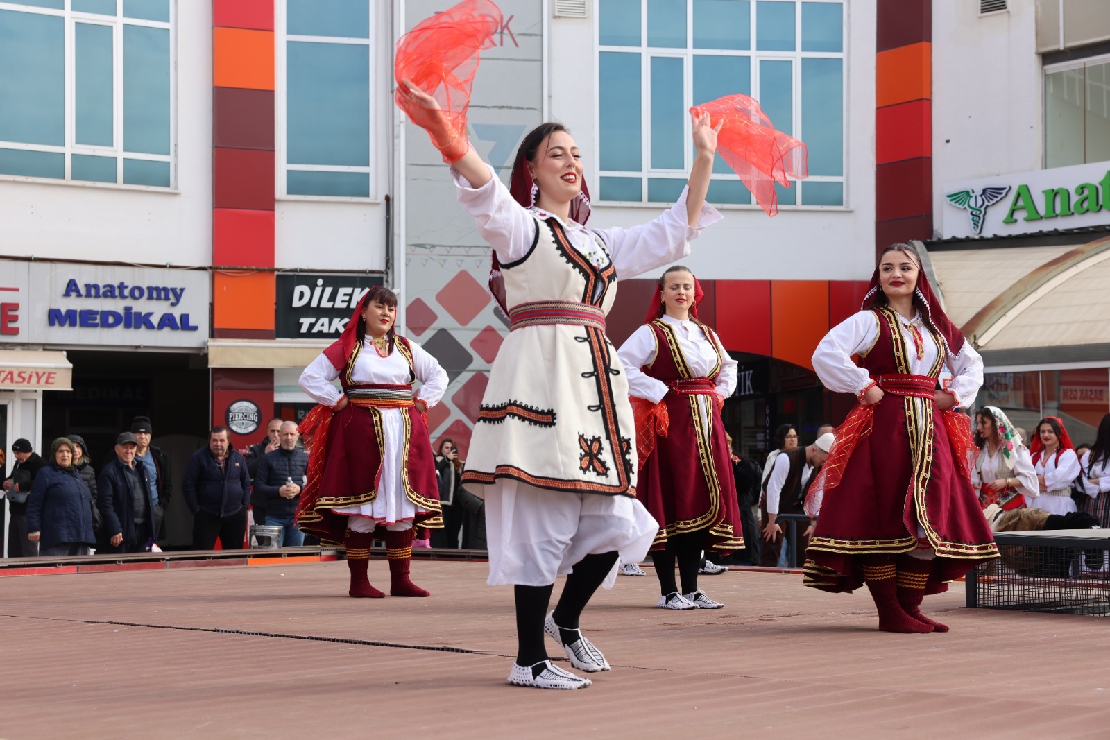 TRAKYA ÜNİVERSİTESİ ULUSLARARASI BALKAN HALK OYUNLARI FESTİVALİ BAŞLADI