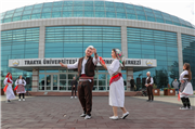 TRAKYA ÜNİVERSİTESİ ULUSLARARASI BALKAN HALK OYUNLARI FESTİVALİ BAŞLADI