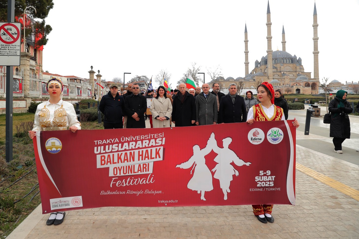 ULUSLARARASI BALKAN HALK OYUNLARI FESTİVALİ KORTEJ YÜRÜYÜŞÜ YAPILDI