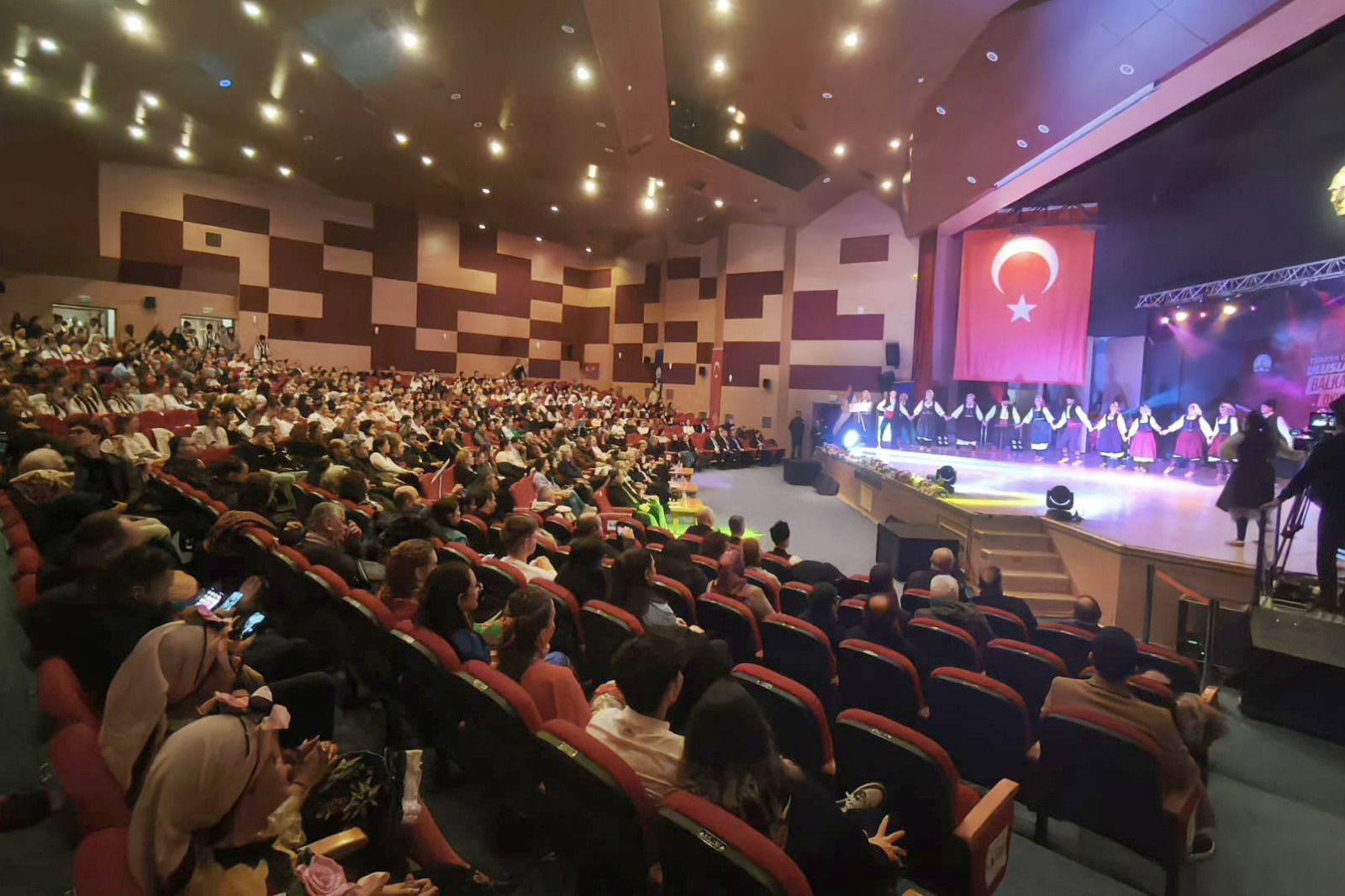 ULUSLARARASI BALKAN HALK OYUNLARI FESTİVALİ GALA GECESİ MUHTEŞEM PERFORMANSLARA SAHNE OLDU