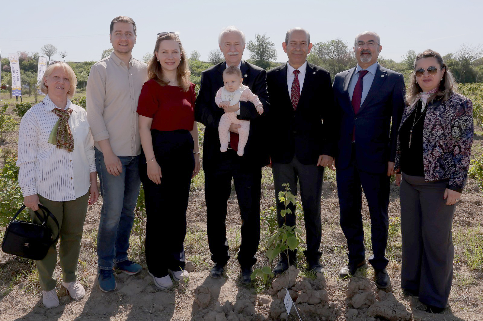 23 NİSAN'A ÖZEL ANLAMLI BİR ETKİNLİK:  GELECEĞİN FİDANLARI TOPRAKLA BULUŞTU