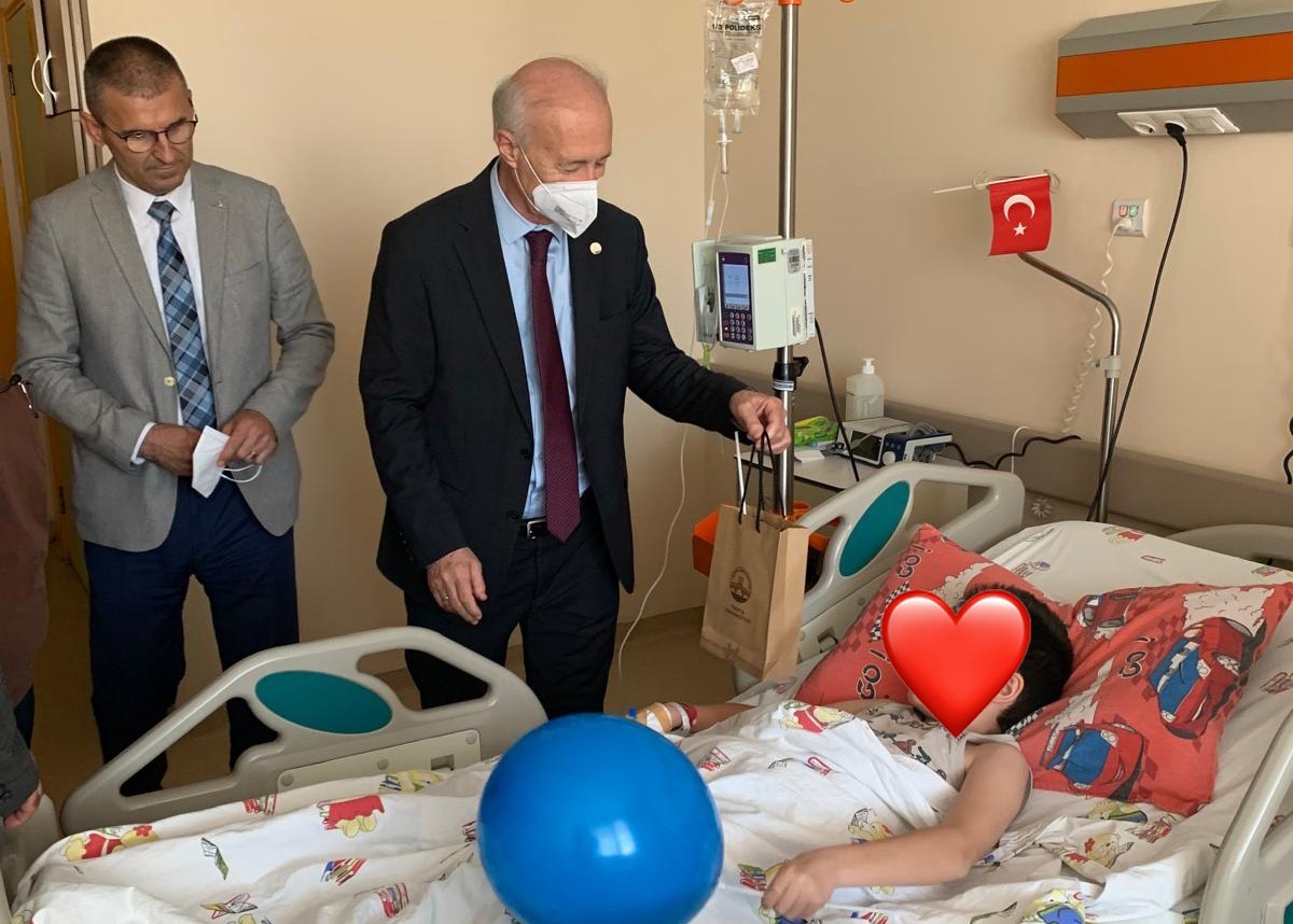 REKTÖRÜMÜZDEN TRAKYA ÜNİVERSİTESİ HASTANESİNDE TEDAVİ GÖREN ÇOCUKLARA 23 NİSAN ZİYARETİ