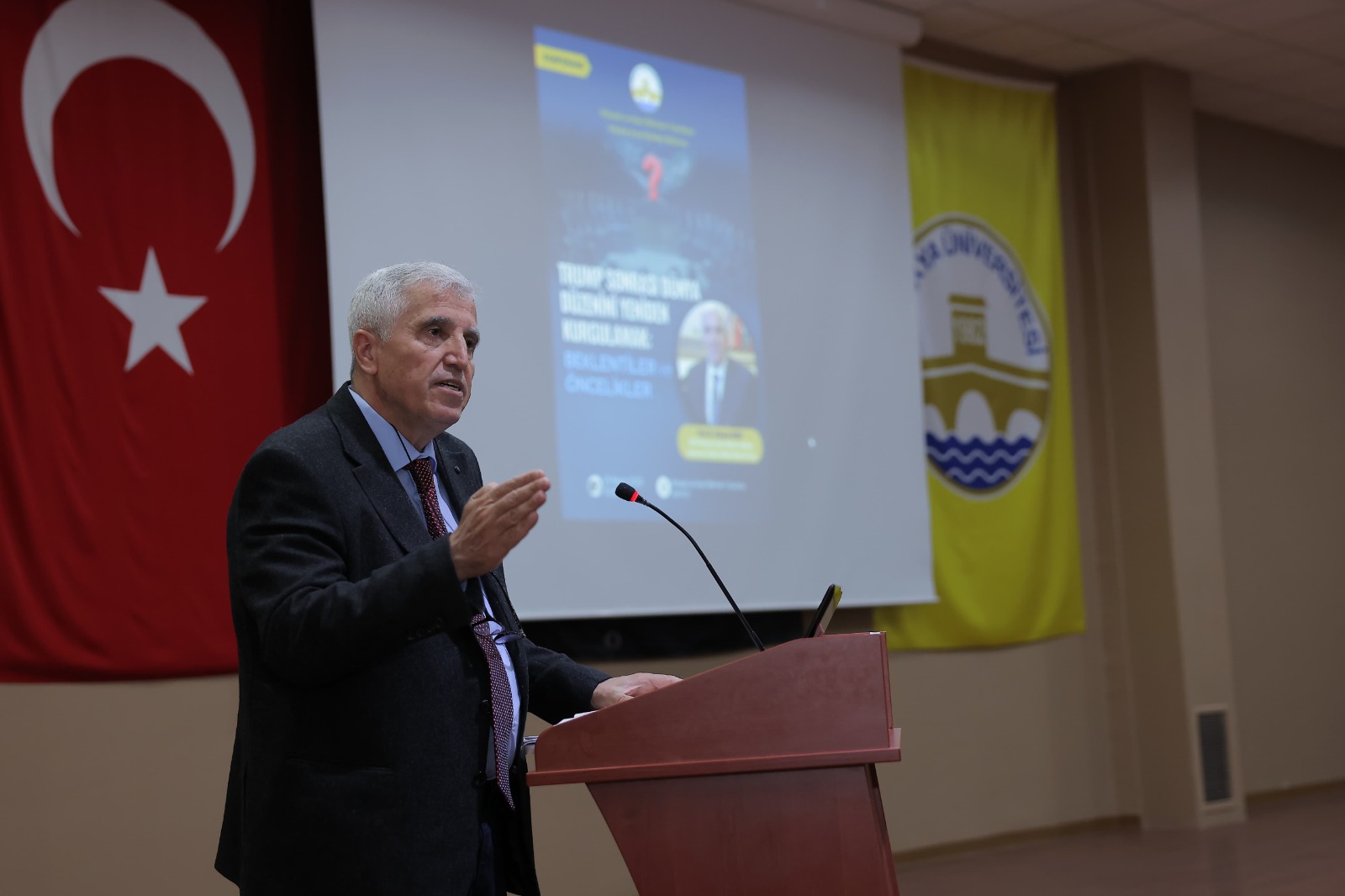  “TRUMP SONRASI DÜNYA DÜZENİNİ YENİDEN KURGULAMAK: BEKLENTİLER VE ÖNCELİKLER” BAŞLIKLI KONFERANSA YOĞUN İLGİ