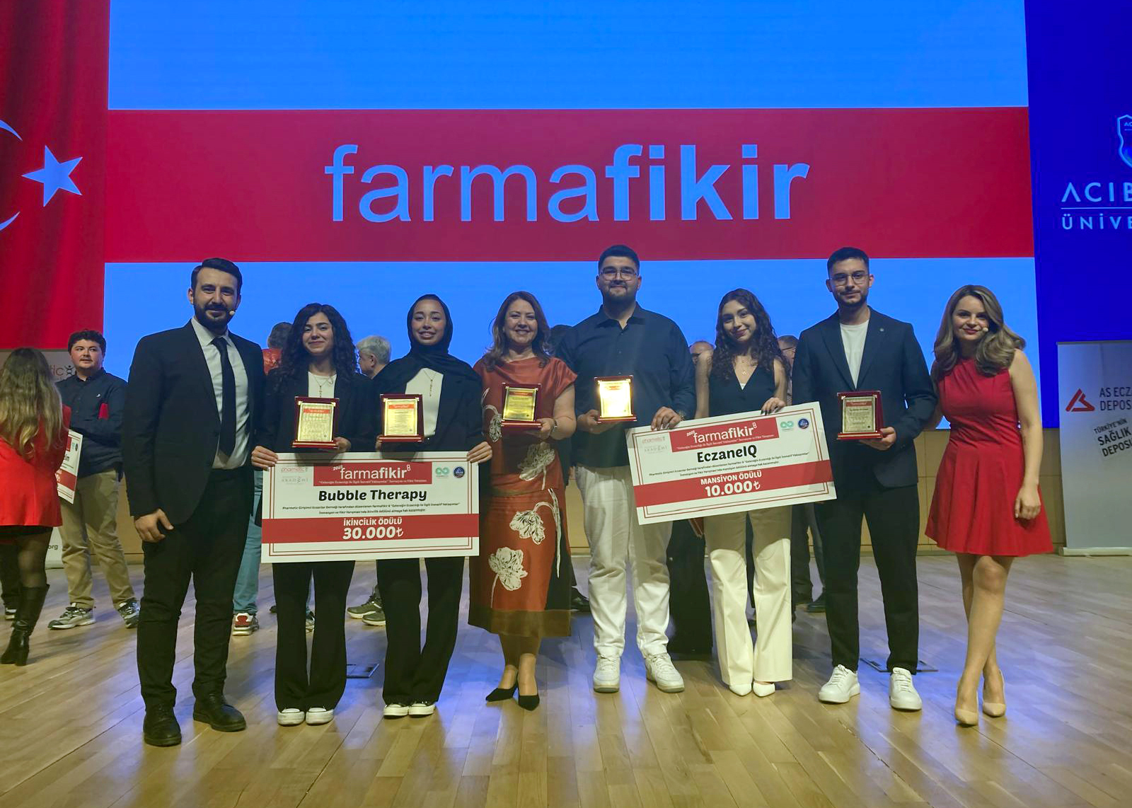 ECZACILIK FAKÜLTEMİZE “2025 YILI EN İNOVATİF ECZACILIK FAKÜLTESİ ÖDÜLÜ”
