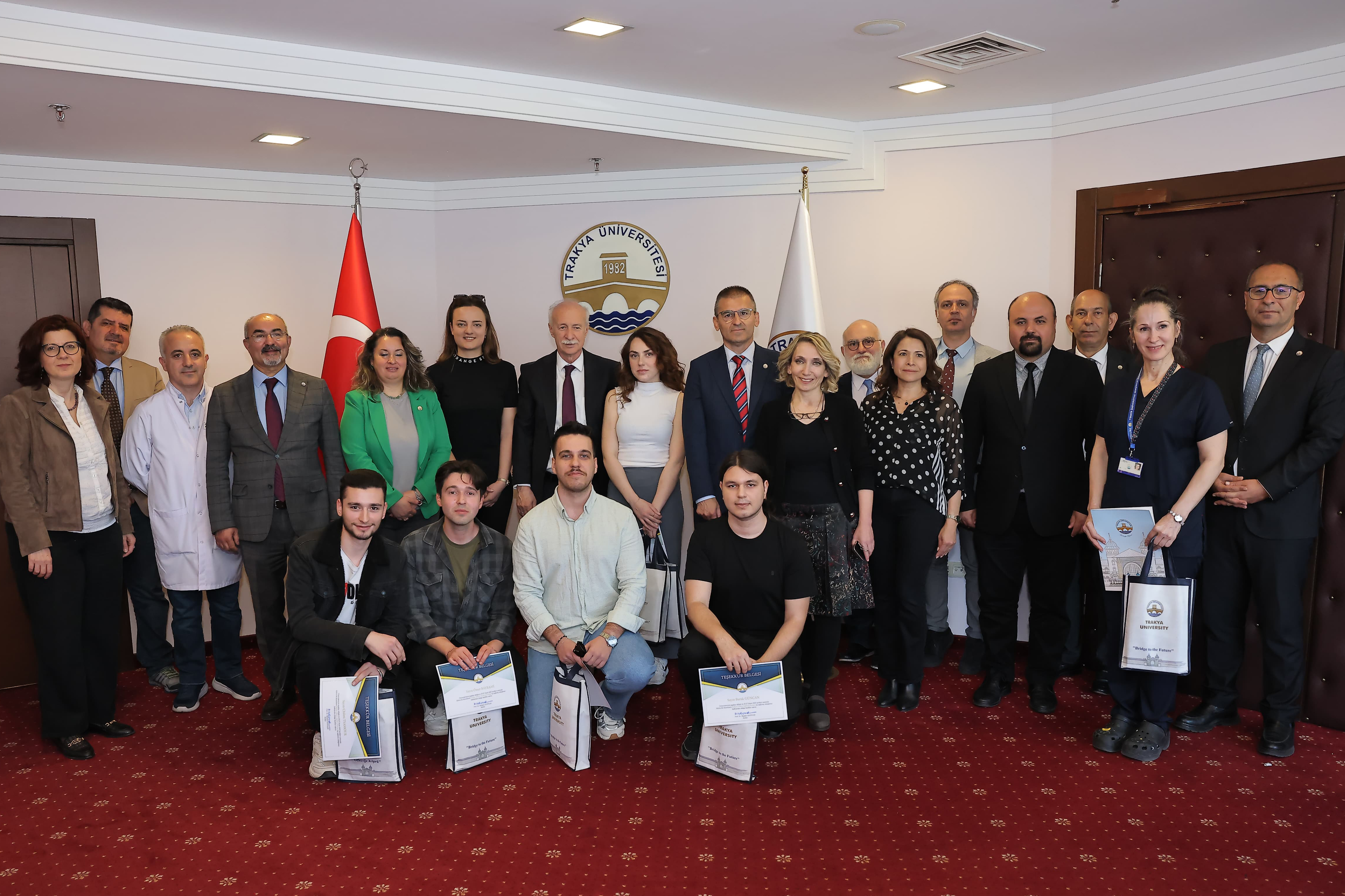 BALKAN ÜLKELERİ REKTÖR VE REKTÖR YARDIMCILARINA MİHMANDARLIK YAPAN TIP FAKÜLTESİ ÖĞRENCİLERİNE TEŞEKKÜR BELGESİ VERİLDİ
