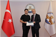 BALKAN ÜLKELERİ REKTÖR VE REKTÖR YARDIMCILARINA MİHMANDARLIK YAPAN TIP FAKÜLTESİ ÖĞRENCİLERİNE TEŞEKKÜR BELGESİ VERİLDİ