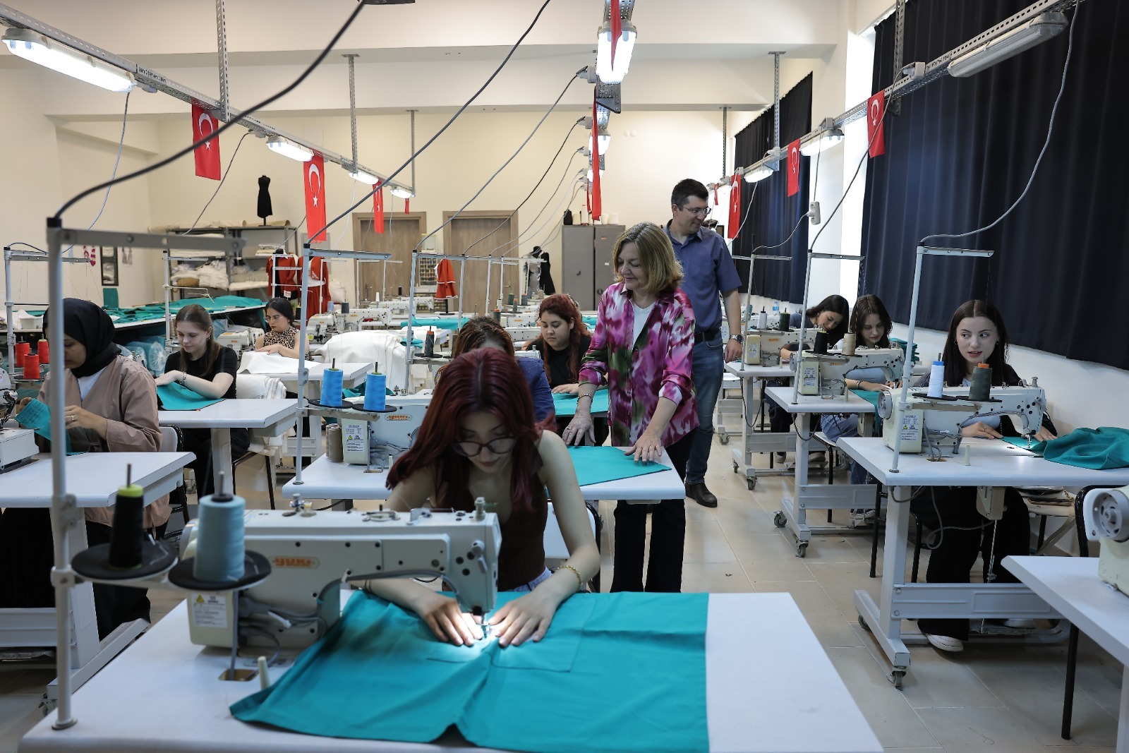 EDİRNE TEKNİK BİLİMLER MYO ÖĞRENCİLERİ ÜNİVERSİTE HASTANESİNE AMELİYATHANE TEKSTİLLERİ ÜRETİYOR