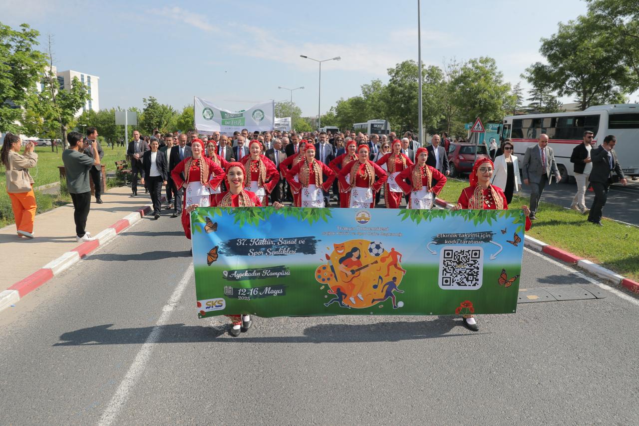 TRAKYA ÜNİVERSİTESİ BAHAR ŞENLİKLERİ KORTEJ YÜRÜYÜŞÜYLE BAŞLADI