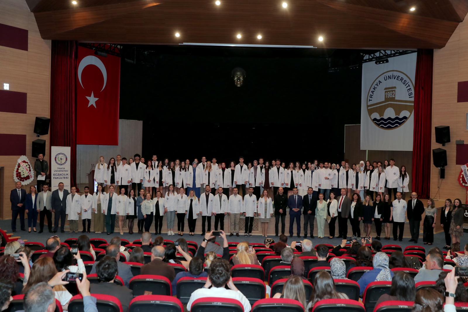 ECZACILIK FAKÜLTESİ BEYAZ ÖNLÜK GİYME TÖRENİ GERÇEKLEŞTİRİLDİ