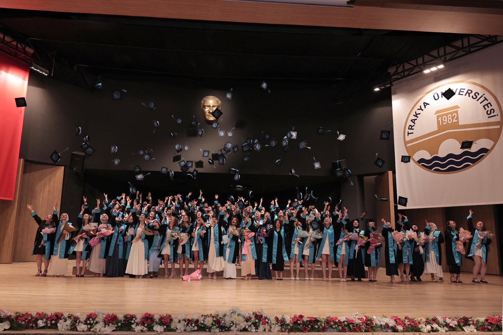 KEŞAN HAKKI YÖRÜK SAĞLIK YÜKSEKOKULU MEZUNLARINI COŞKULU BİR TÖRENLE UĞURLADI