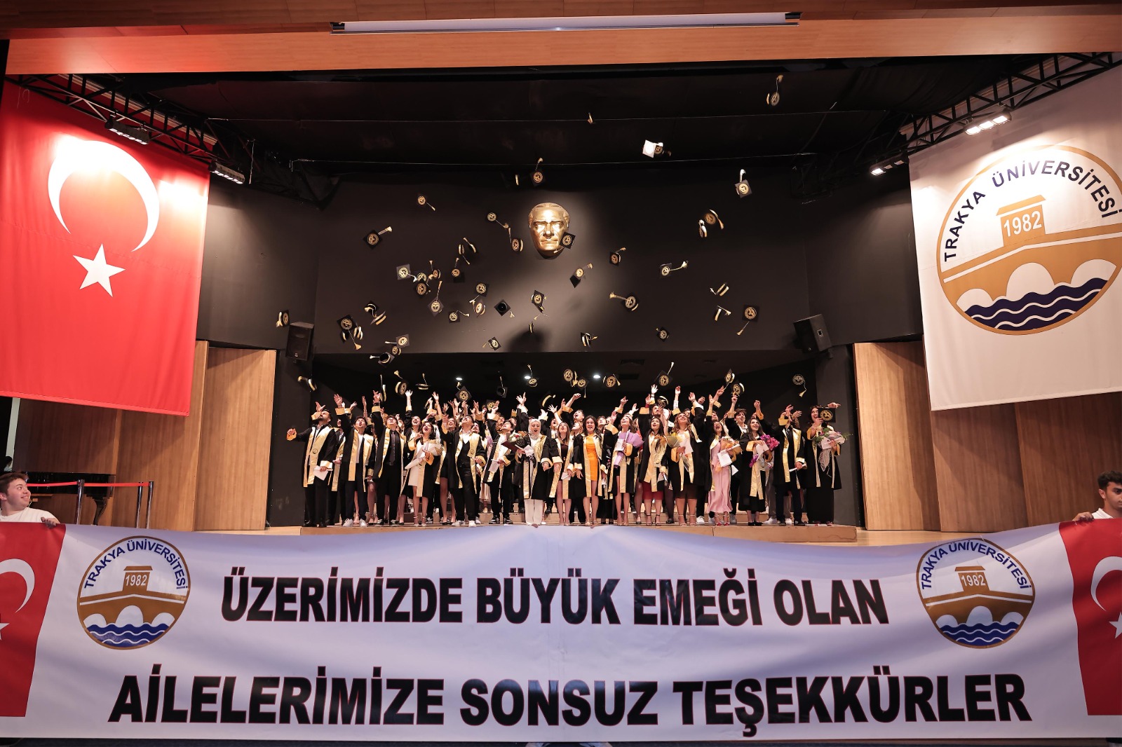 TRAKYA ÜNİVERSİTESİ UYGULAMALI BİLİMLER FAKÜLTESİNDE MEZUNİYET HEYECANI