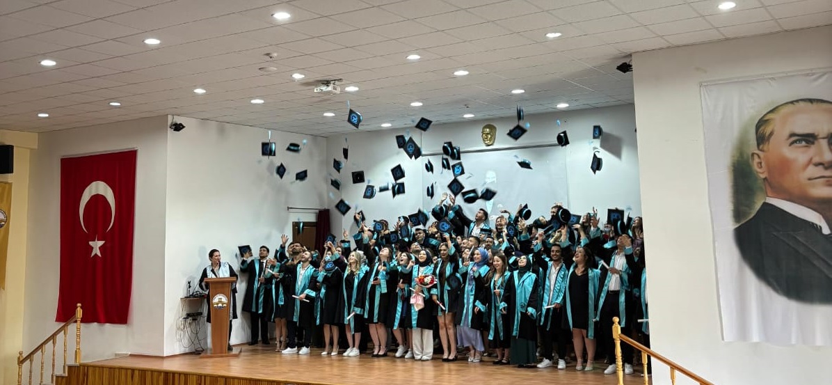 UZUNKÖPRÜ MESLEK YÜKSEKOKULUNDA MEZUNİYET SEVİNCİ