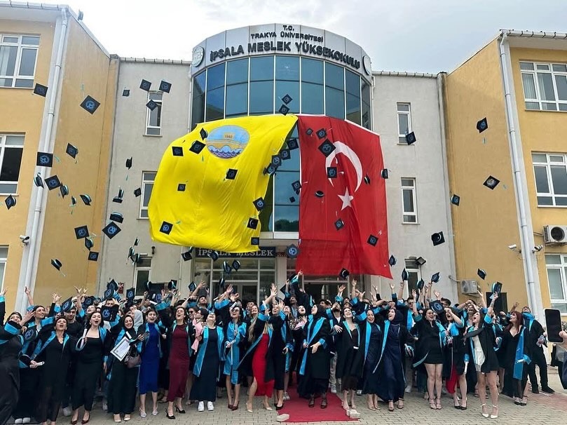İPSALA MESLEK YÜKSEKOKULU, MEZUNLARINI COŞKUYLA UĞURLADI