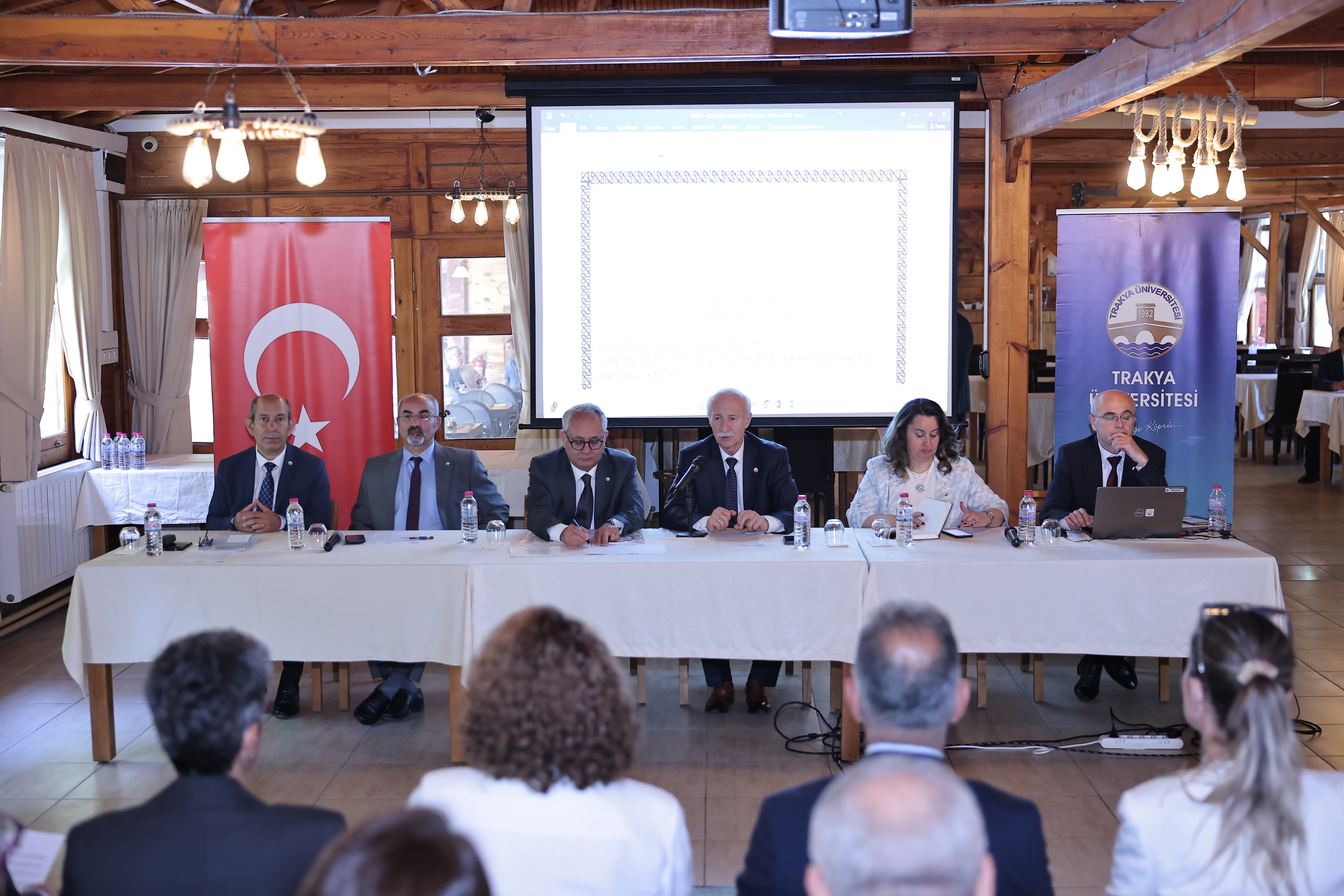 TRAKYA ÜNİVERSİTESİ SENATOSU MERİÇ KENARI SOSYAL TESİSLERİ’NDE TOPLANDI