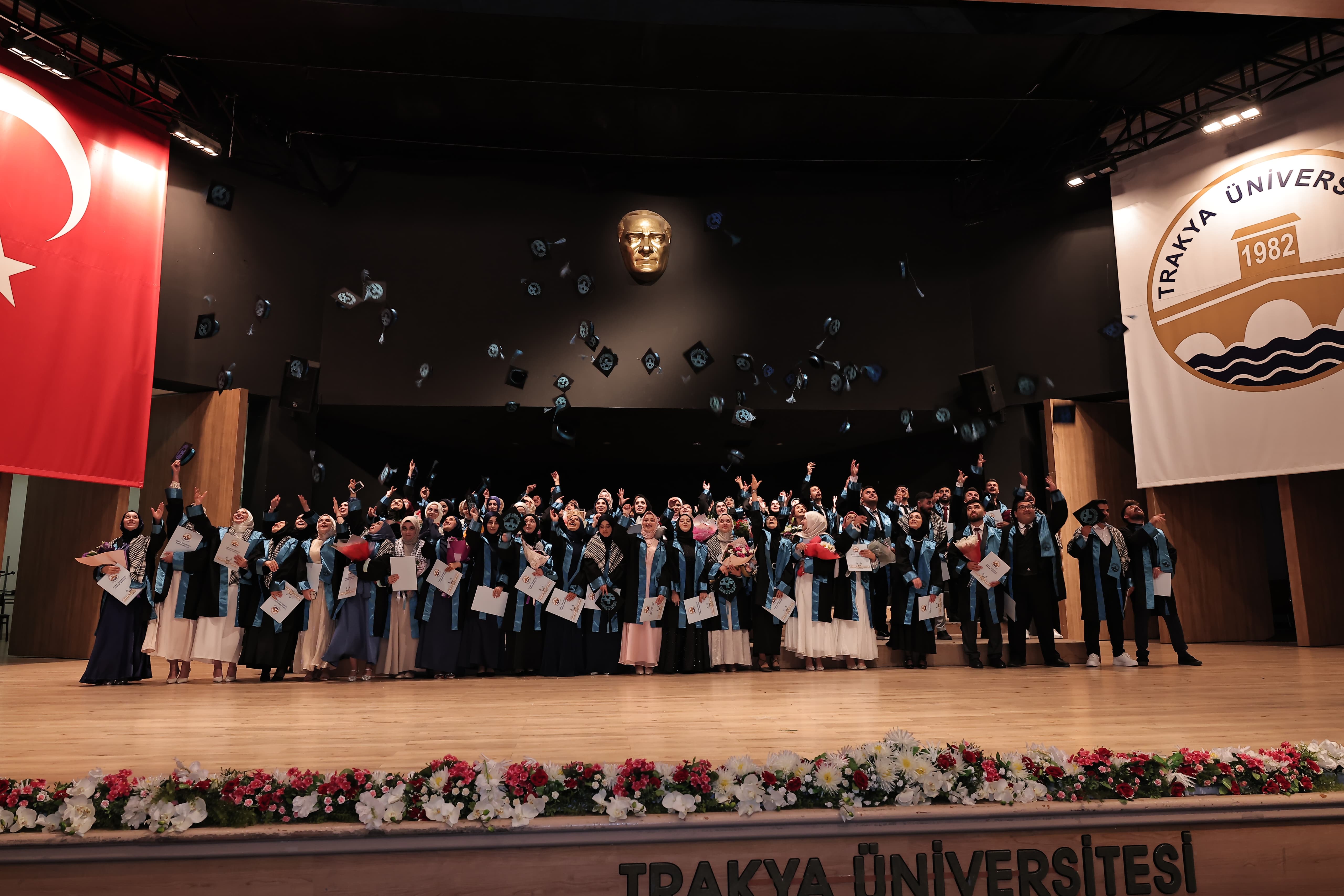 İLAHİYAT FAKÜLTESİ MEZUNİYET TÖRENİ GERÇEKLEŞTİRİLDİ