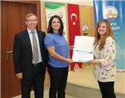 TRAKYA ÜNİVERSİTESİ'NDEKİ STEM EĞİTİMİNİ TAMAMLAYAN SOYDAŞ ÖĞRETMENLER, SERTİFİKALARINI EDİRNE MİLLETVEKİLİ FATMA AKSAL’DAN ALDI