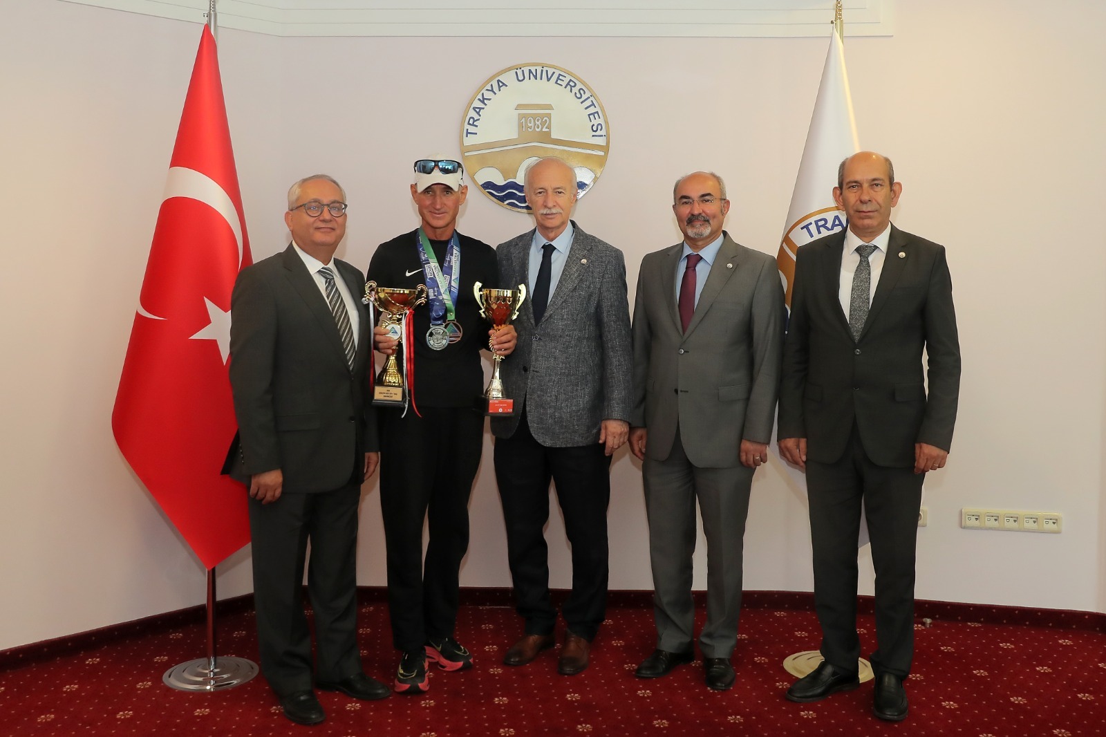 REKTÖRÜMÜZDEN BAŞARILI ATLET PERSONELİMİZE TEBRİK
