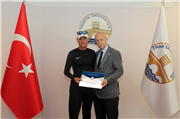 REKTÖRÜMÜZDEN BAŞARILI ATLET PERSONELİMİZE TEBRİK