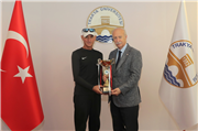 REKTÖRÜMÜZDEN BAŞARILI ATLET PERSONELİMİZE TEBRİK
