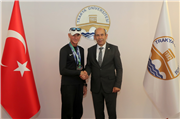 REKTÖRÜMÜZDEN BAŞARILI ATLET PERSONELİMİZE TEBRİK