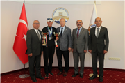 REKTÖRÜMÜZDEN BAŞARILI ATLET PERSONELİMİZE TEBRİK