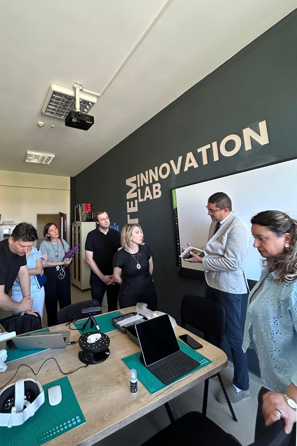 TIP EĞİTİMİNDE DİJİTAL DÖNÜŞÜM ÇALIŞMA GRUBUNDAN STEM INNOVATION LAB’A ZİYARET