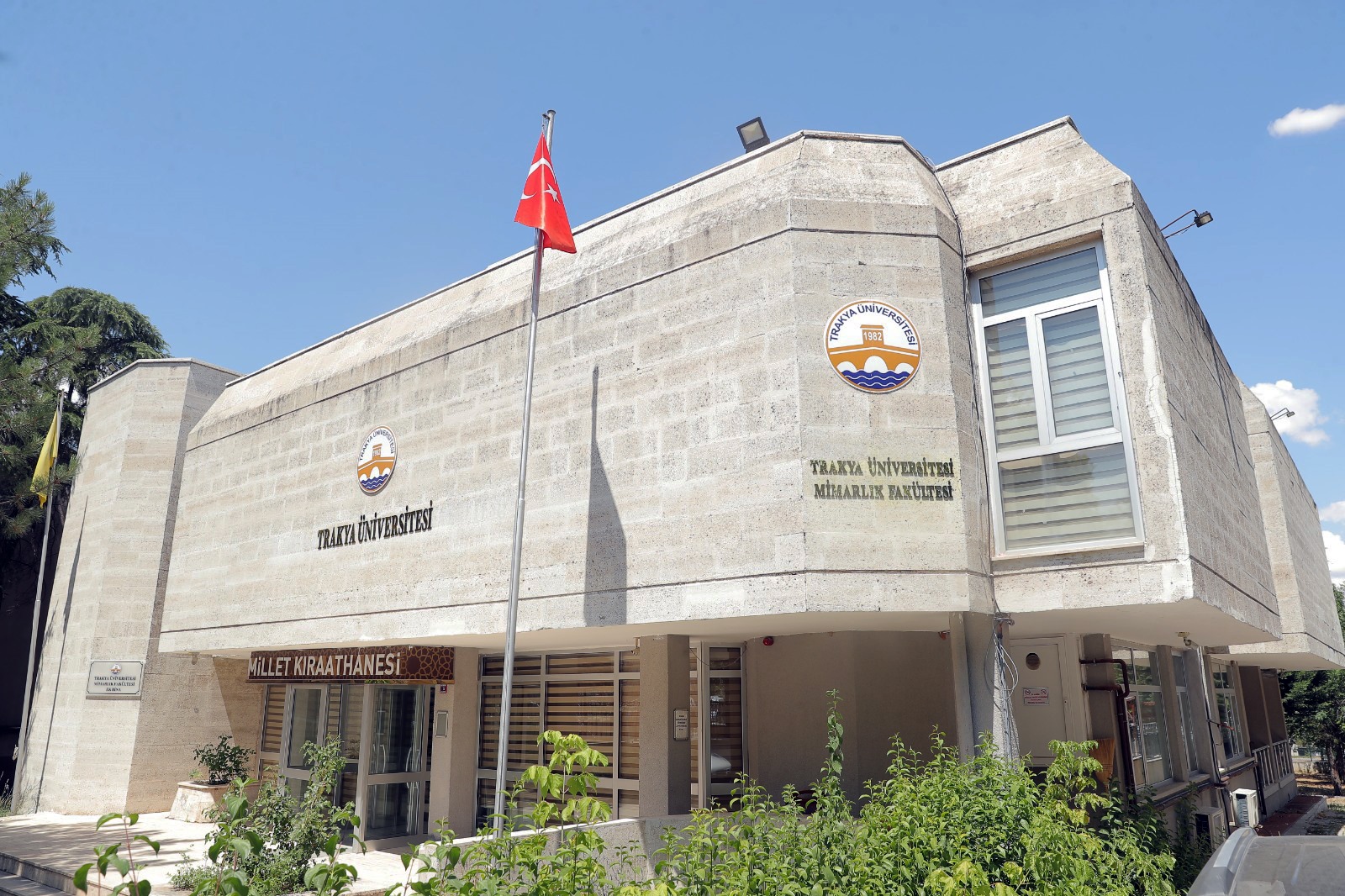 BAKIM VE ONARIM ÇALIŞMALARI TAMAMLANAN MİLLET KIRAATHANESİ AYNI AMAÇLA VE MİMARLIK FAKÜLTESİ EK BİNASI OLARAK YENİDEN HİZMETE GİRDİ