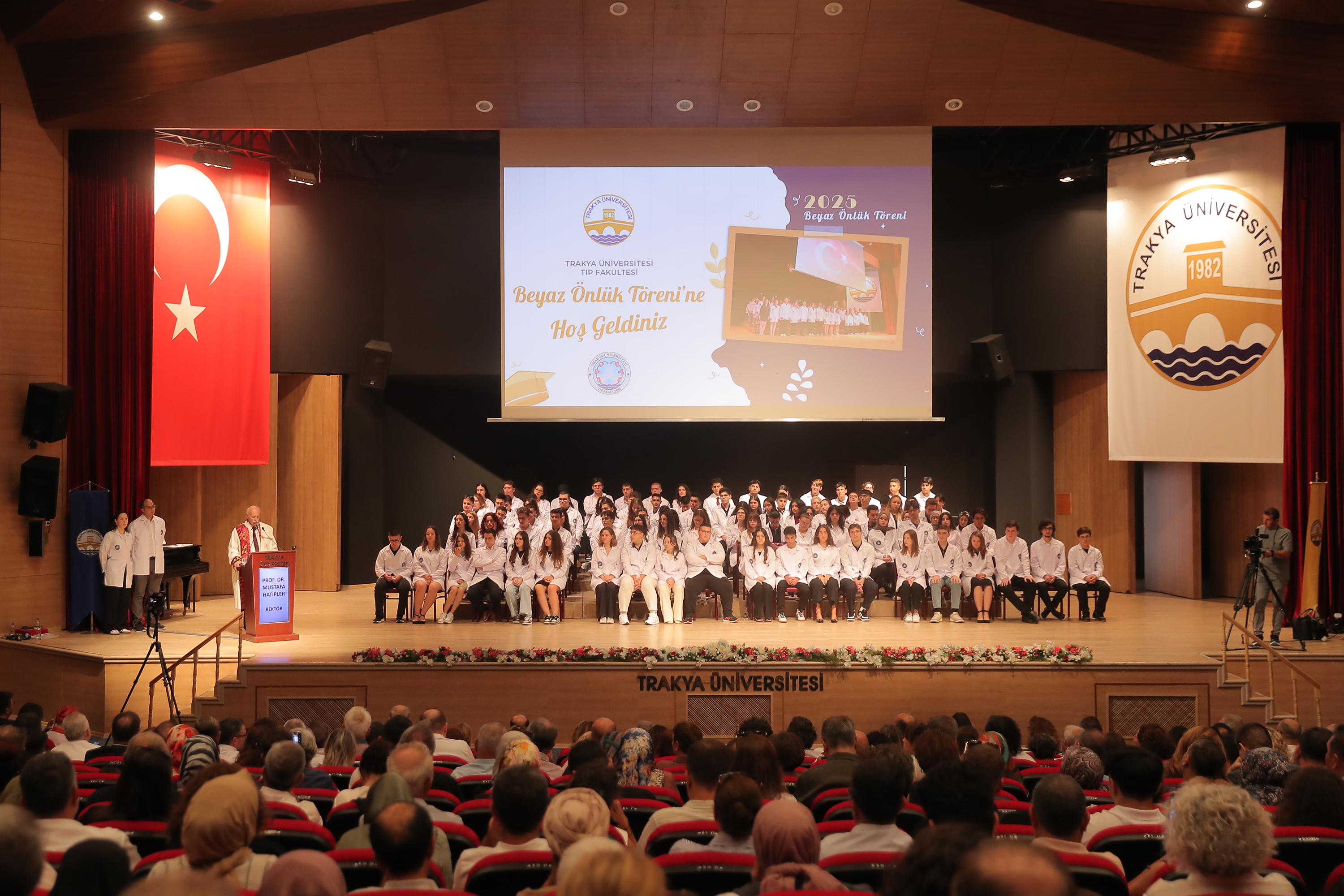 HEKİM ADAYLARI BEYAZ ÖNLÜKLERİNİ TÖRENLE GİYDİLER