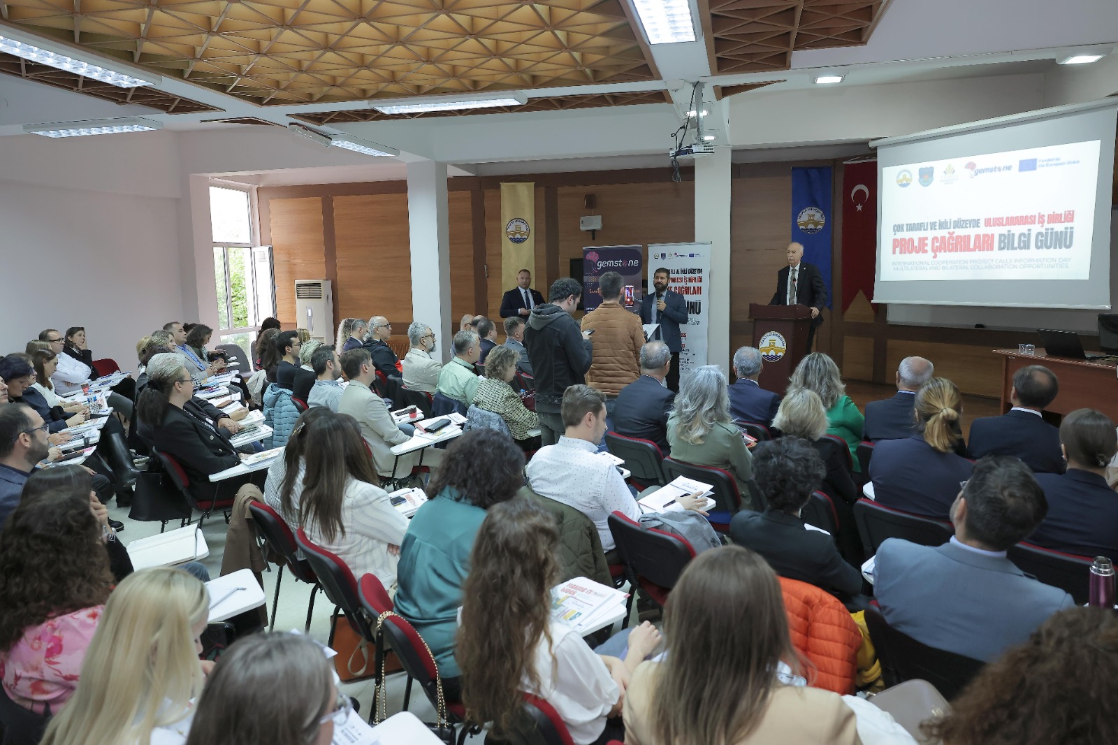 ÜNİVERSİTEMİZDE ULUSLARARASI İŞ BİRLİĞİ PROJE ÇAĞRILARI BİLGİLENDİRME GÜNÜ PROGRAMI GERÇEKLEŞTİRİLDİ