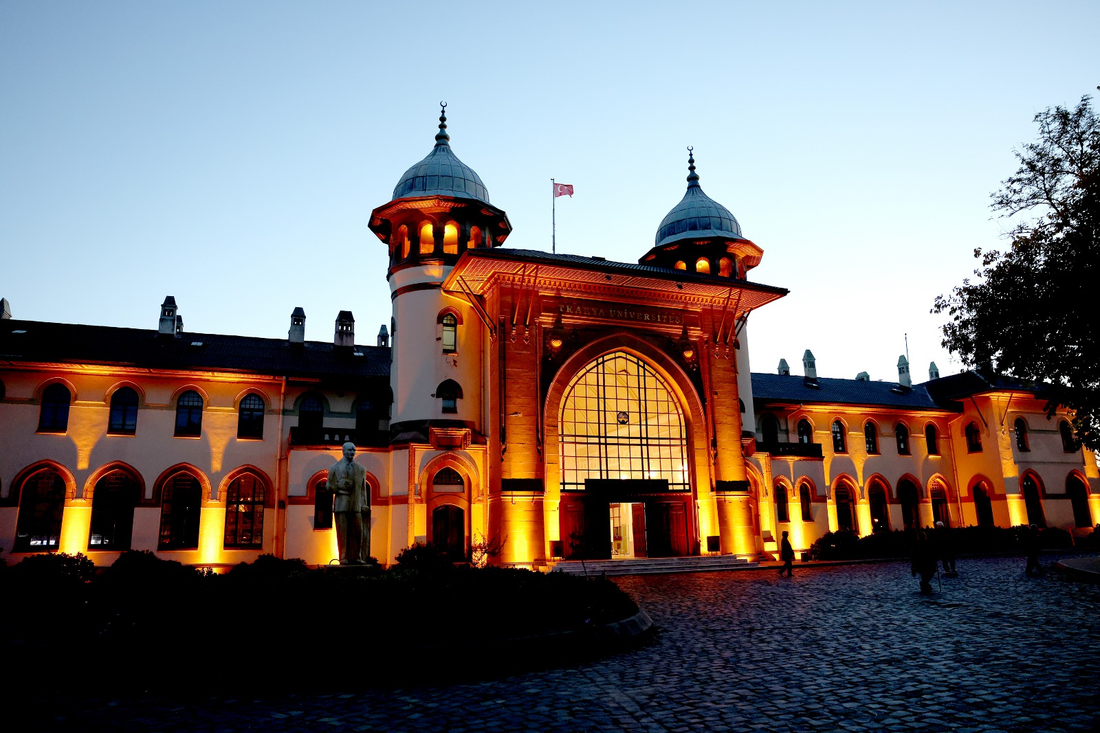 TARİHİ KARAAĞAÇ GAR BİNASI AYDINLATILDI