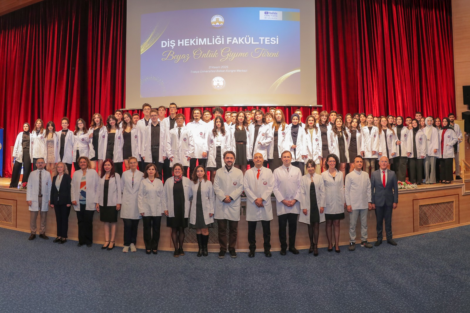 ÜNİVERSİTEMİZDE DİŞ HEKİMLİĞİ FAKÜLTESİ BEYAZ ÖNLÜK GİYME TÖRENİ GERÇEKLEŞTİRİLDİ