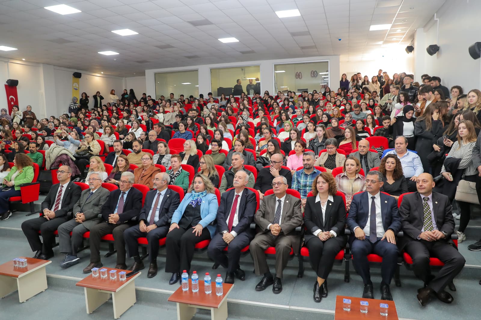 ÜNİVERSİTEMİZDE 24 KASIM ÖĞRETMENLER GÜNÜ ANLAMLI ETKİNLİKLERLE KUTLANDI