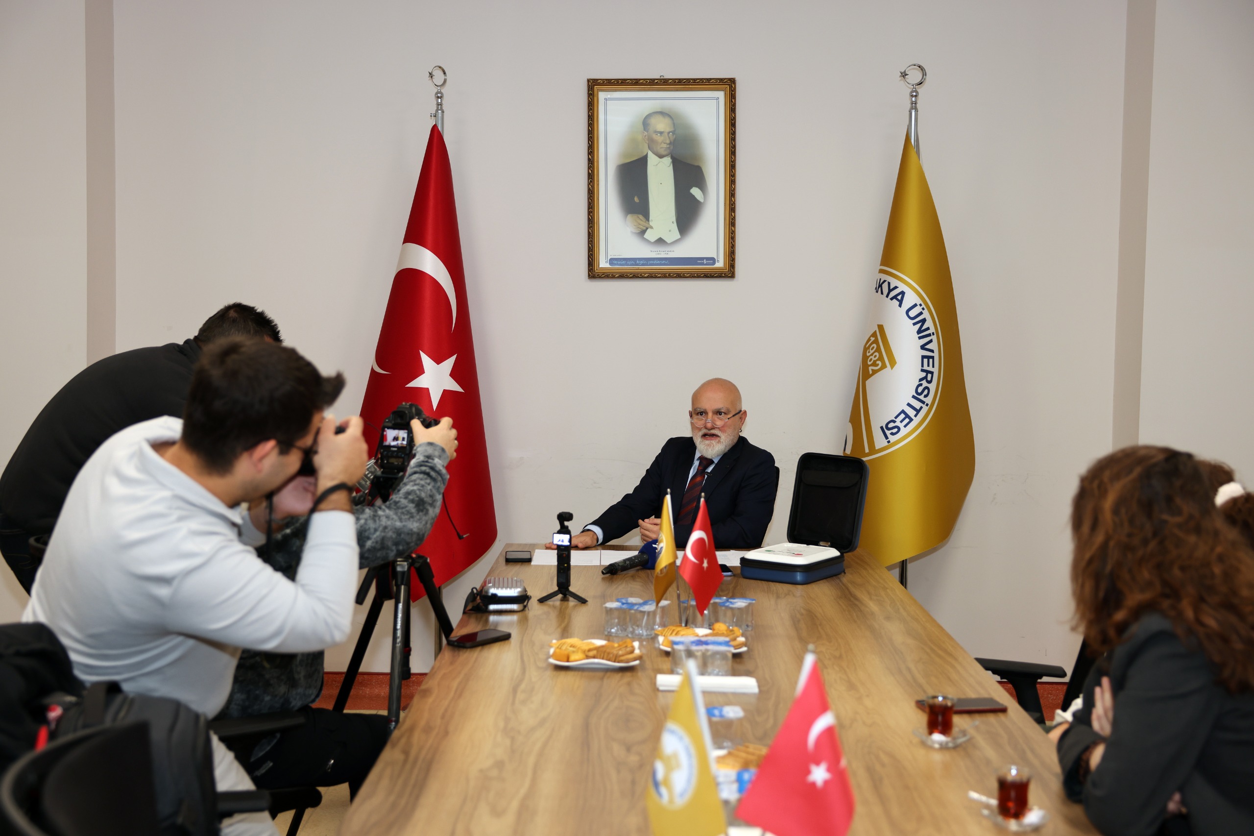 ÜNİVERSİTEMİZİN FARKLI NOKTALARINA YERLEŞTİRİLEN OTOMATİK EKSTERNAL DEFİBRİLATÖR (OED) CİHAZLARI TANITILDI