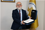 ÜNİVERSİTEMİZİN FARKLI NOKTALARINA YERLEŞTİRİLEN OTOMATİK EKSTERNAL DEFİBRİLATÖR (OED) CİHAZLARI TANITILDI