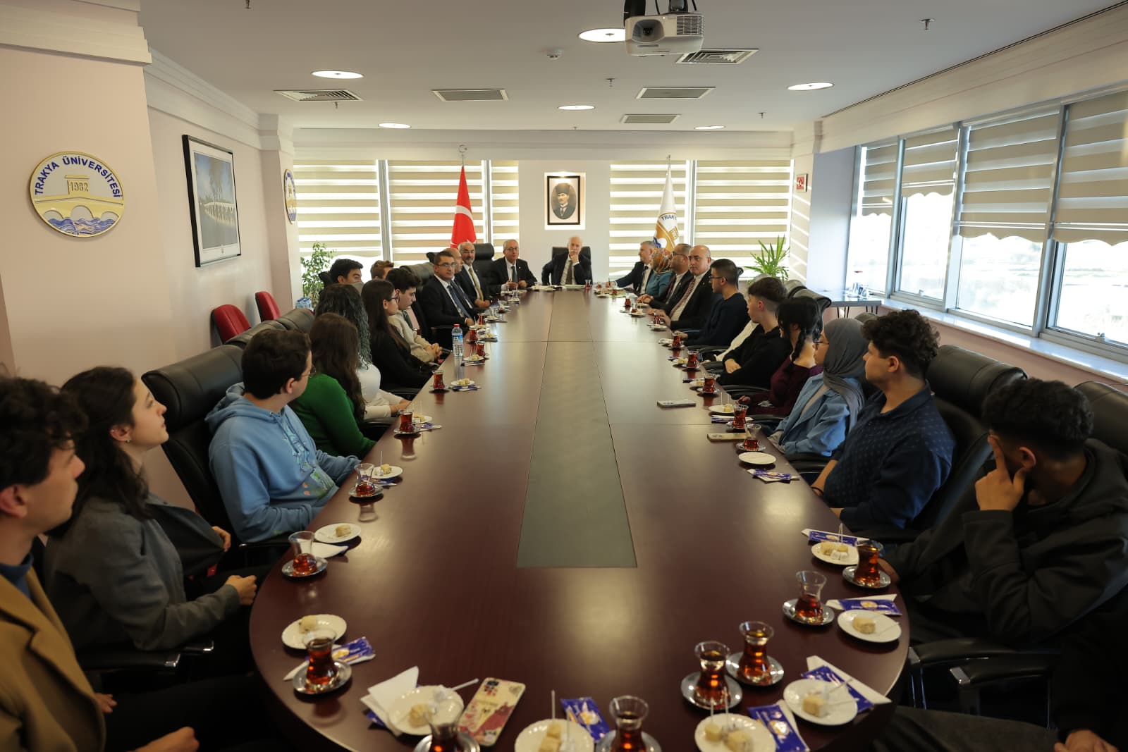 REKTÖRÜMÜZ, YKS’DE İLK 10 BİNE GİREREK ÜNİVERSİTEMİZDEN BURS ALMAYA HAK KAZANAN ÖĞRENCİLERLE BULUŞTU