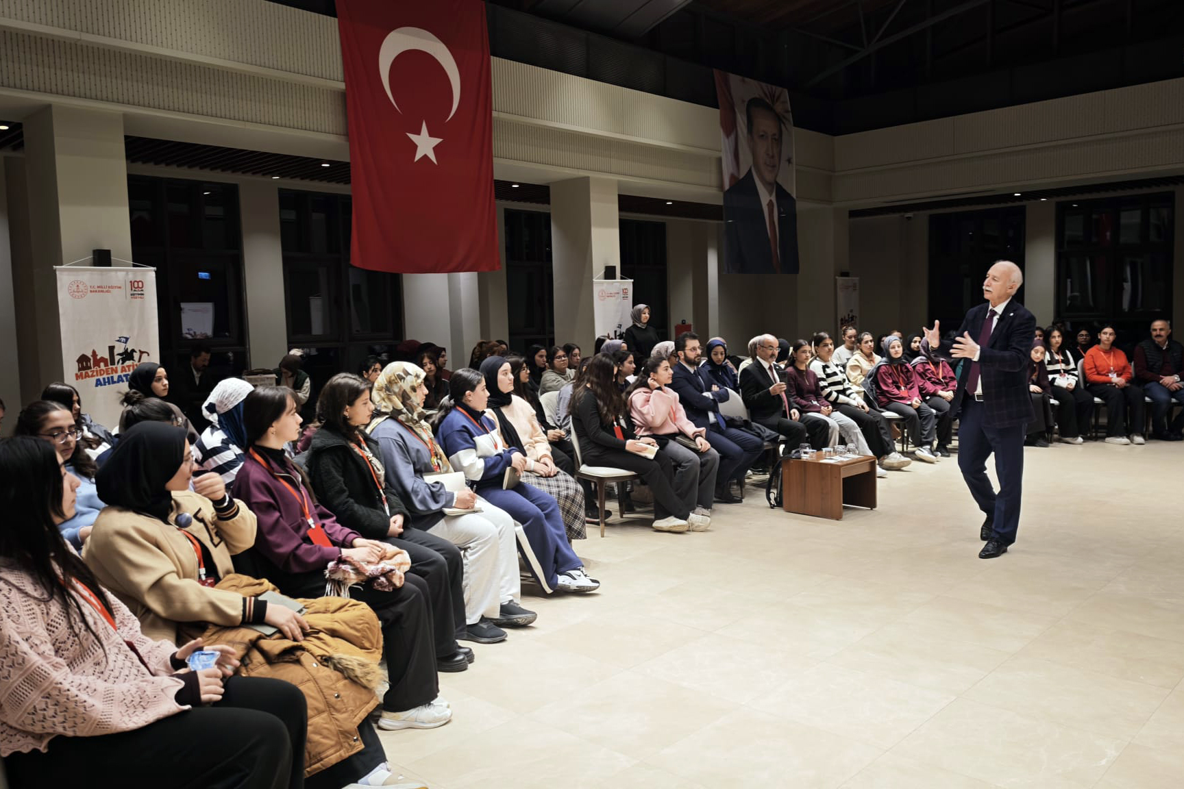 TRAKYA ÜNİVERSİTESİ REKTÖRÜ PROF.DR. MUSTAFA HATİPLER “MAZİDEN ATİYE” PROGRAMINDA AHLAT’TA ÖĞRENCİLERLE BULUŞTU