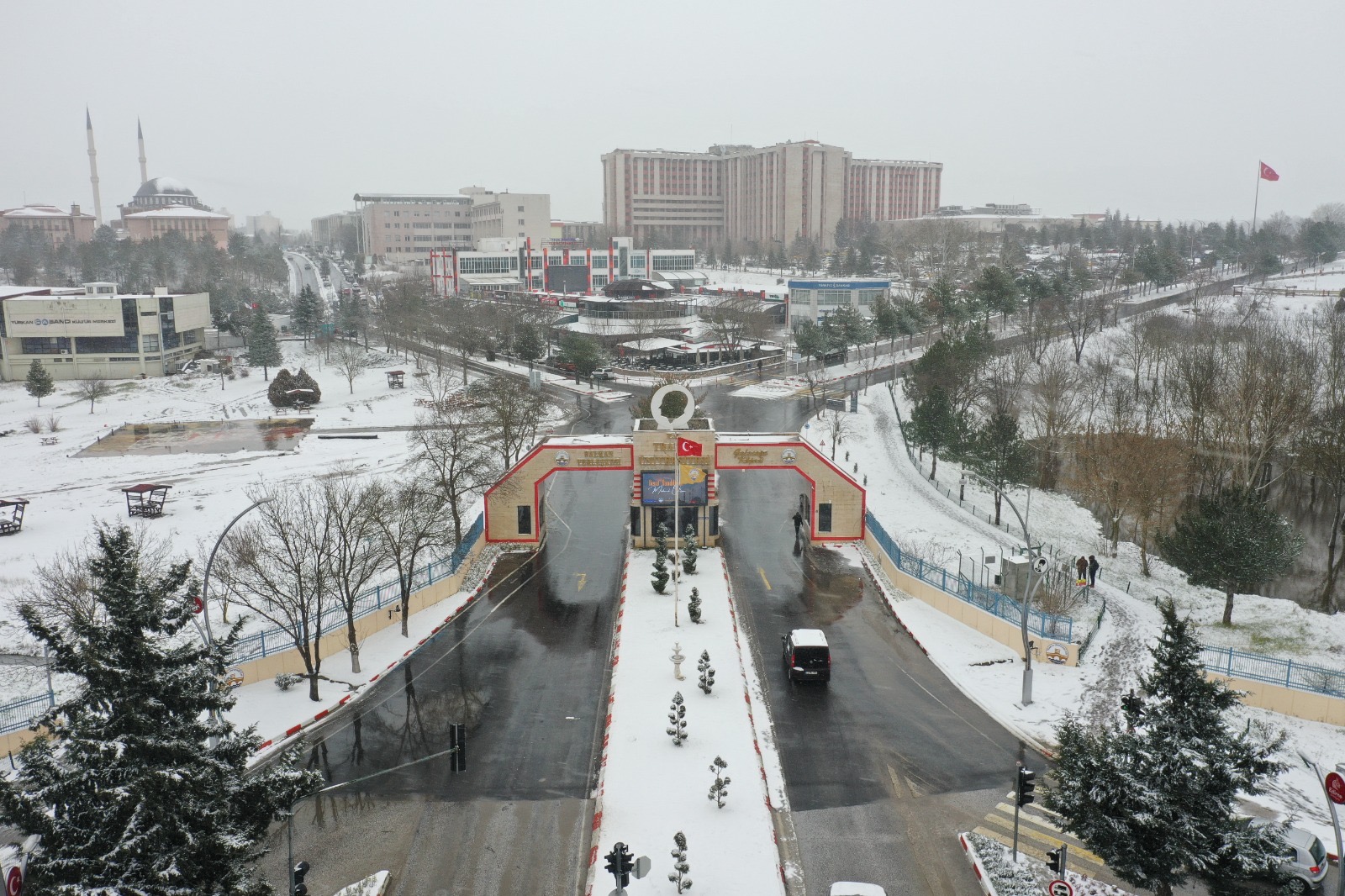 ÜNİVERSİTEMİZ YERLEŞKELERİNDEN KAR MANZARALARI