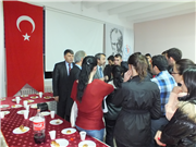 REKTÖR PROF. DR. YENER YÖRÜK, ÖĞRENCİ YURDUNDA YABANCI UYRUKLU ÖĞRENCİLERLE BULUŞTU