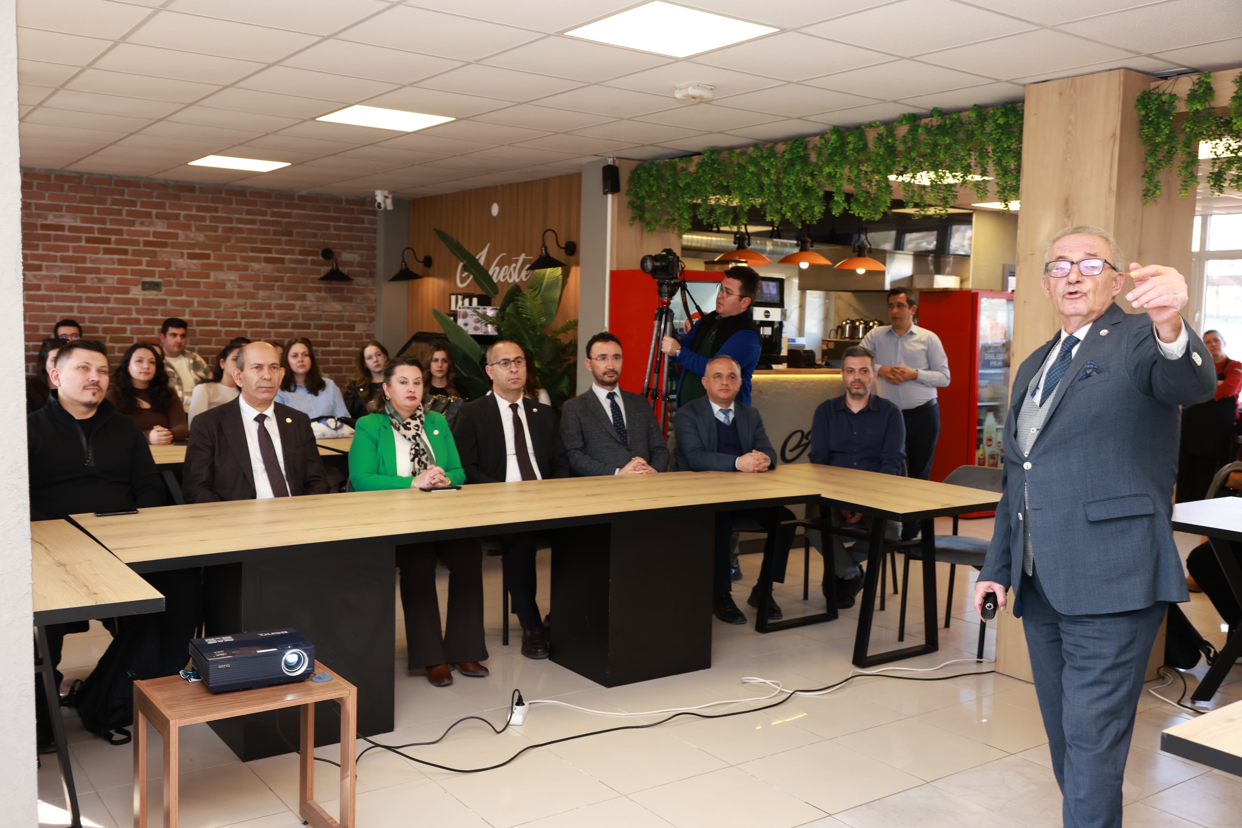 TRAKYA ÜNİVERSİTESİ BİLİM KAFE ETKİNLİKLERİNİN ÜÇÜNCÜSÜNDE  “TÜRKİYE’NİN DEPREM GERÇEĞİ” KONUŞULDU